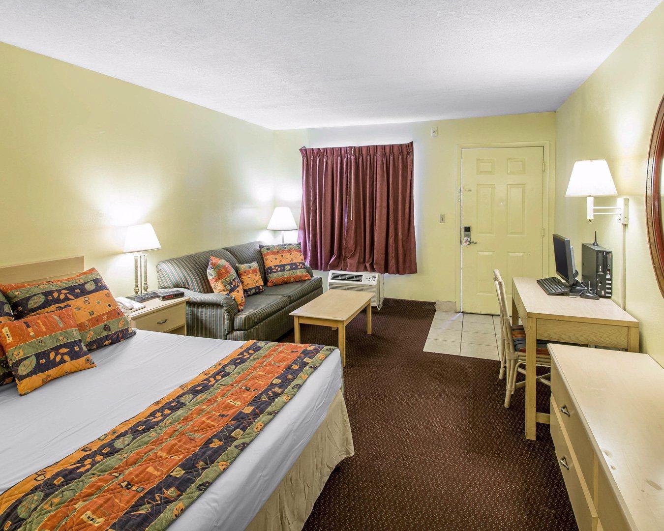 Econo & Maingate Hotel 2*