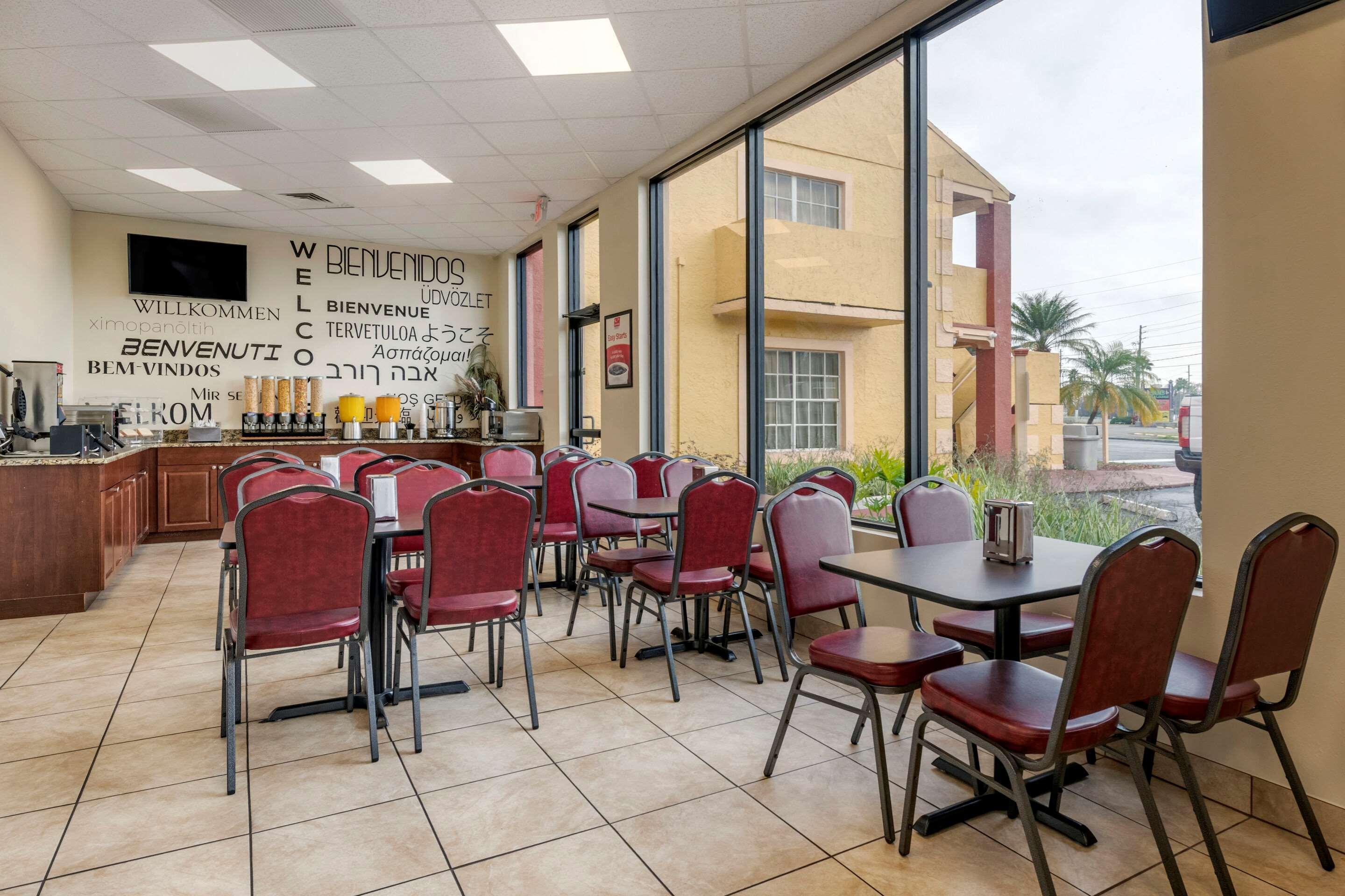 Hotel Econo & Maingate 2*