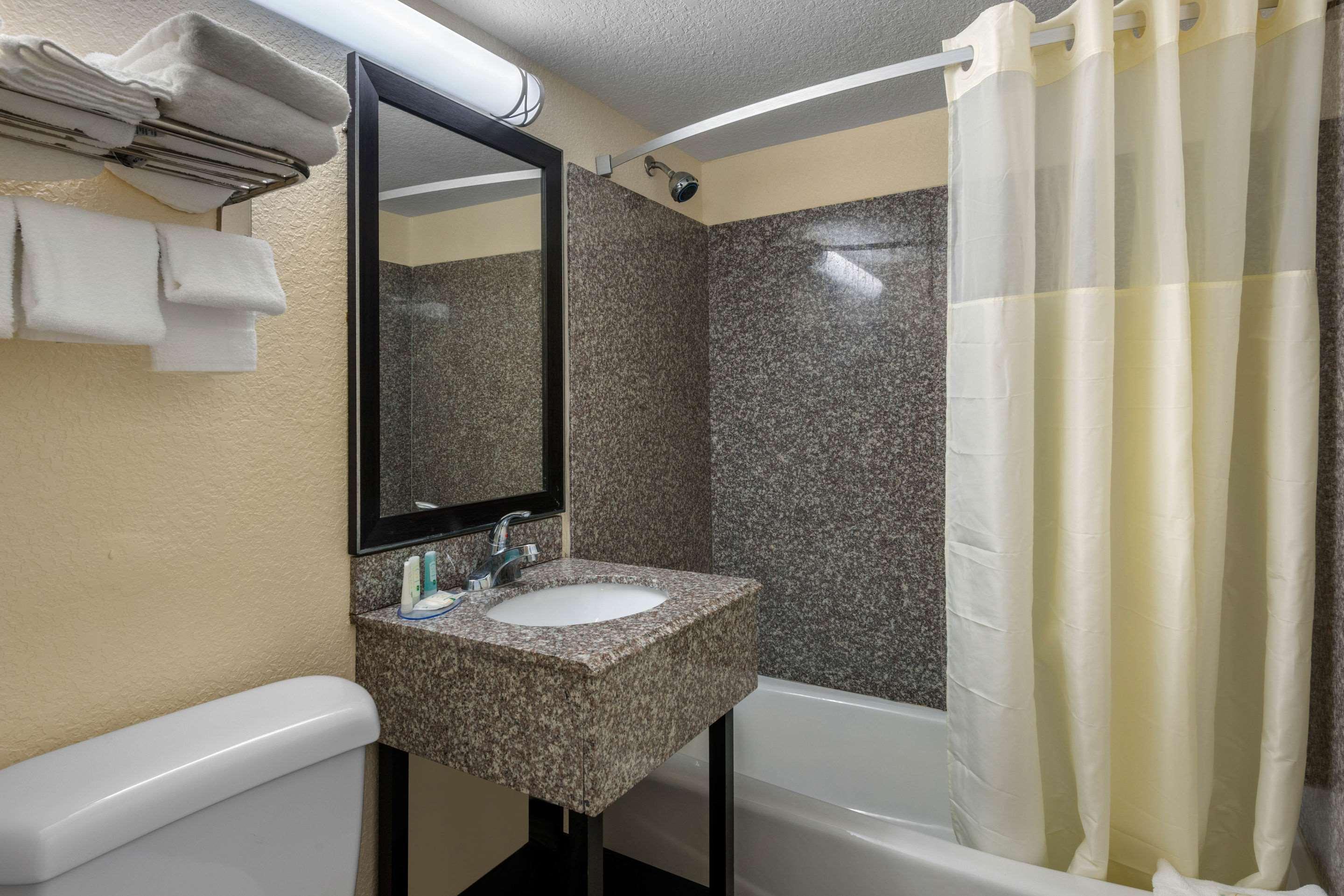 Quality Daytona Oceanfront Inn 2*