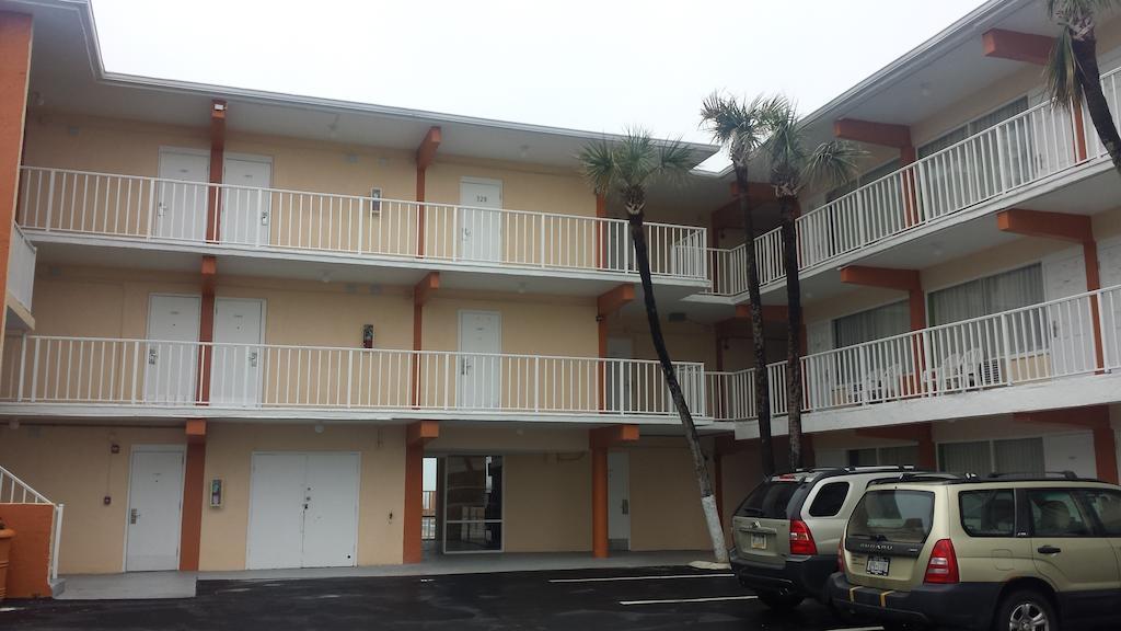 Inn Quality Daytona Oceanfront 2*