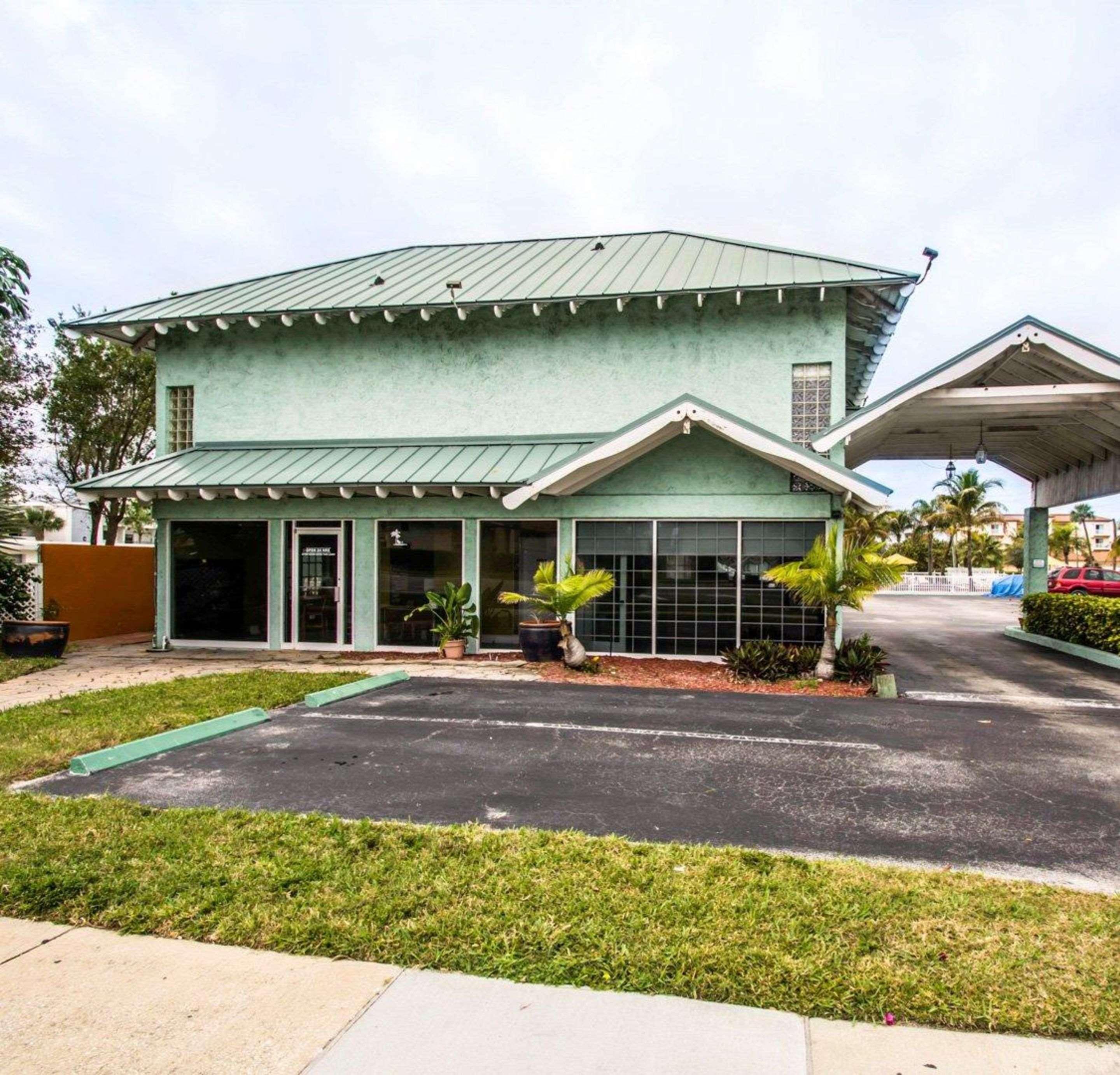 Econo Cocoa - Near The Port Lodge *