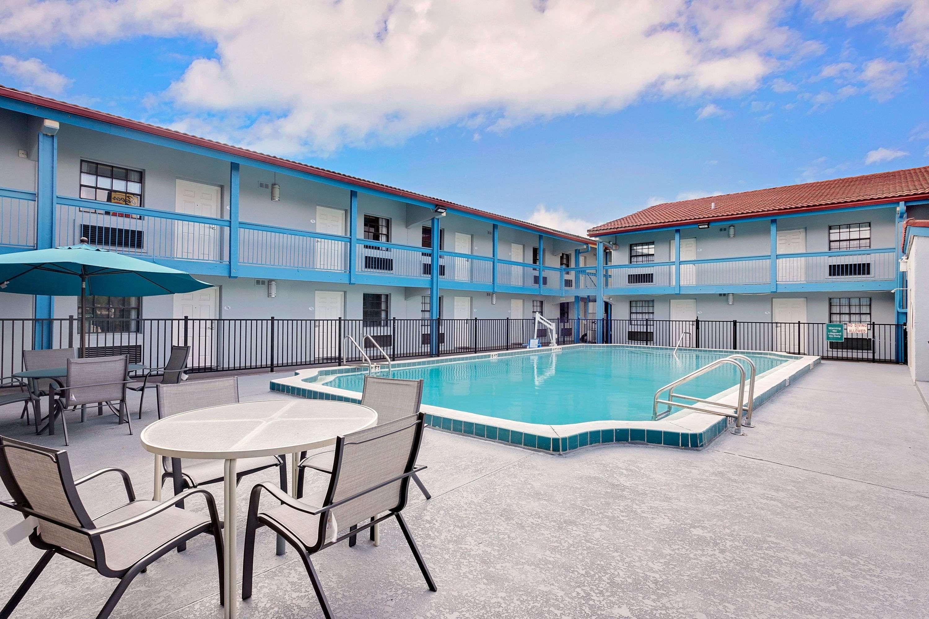 Baymont By Wyndham Orange Park 2*