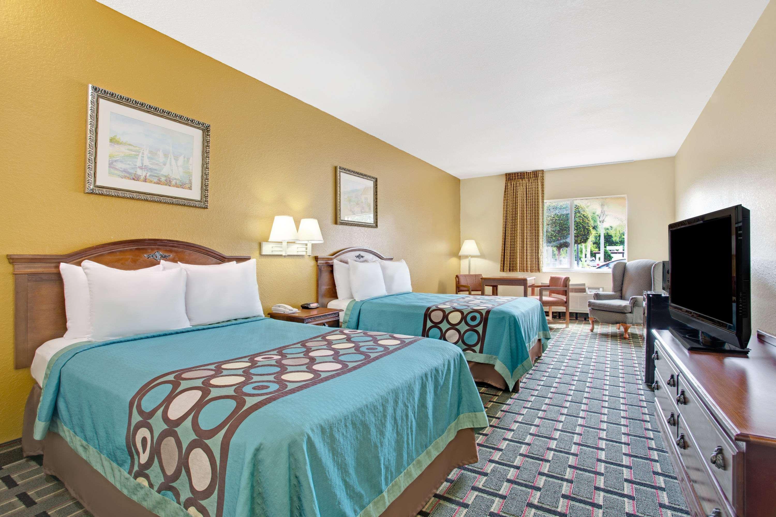 Super 8 By Wyndham Daytona Hotel