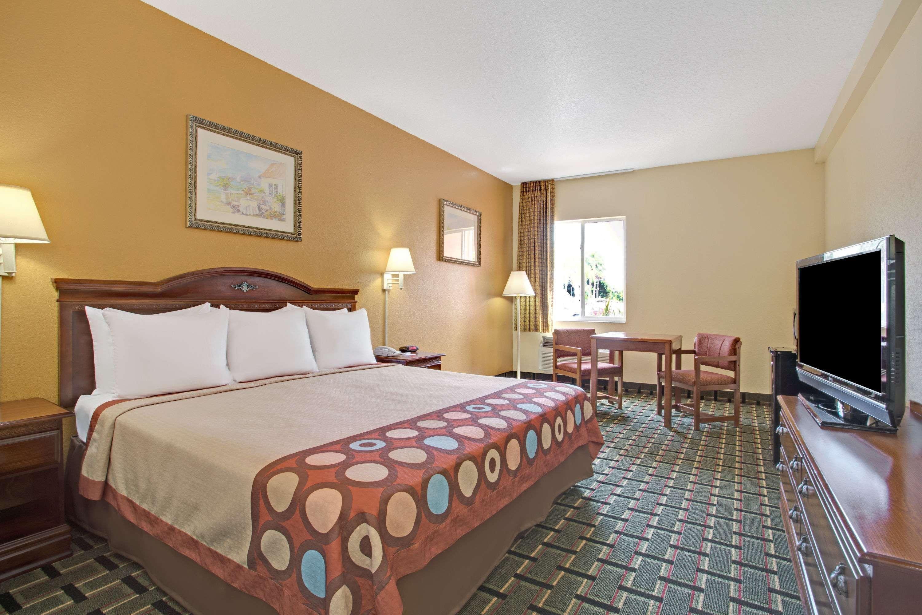 Super 8 By Wyndham Daytona Hotel