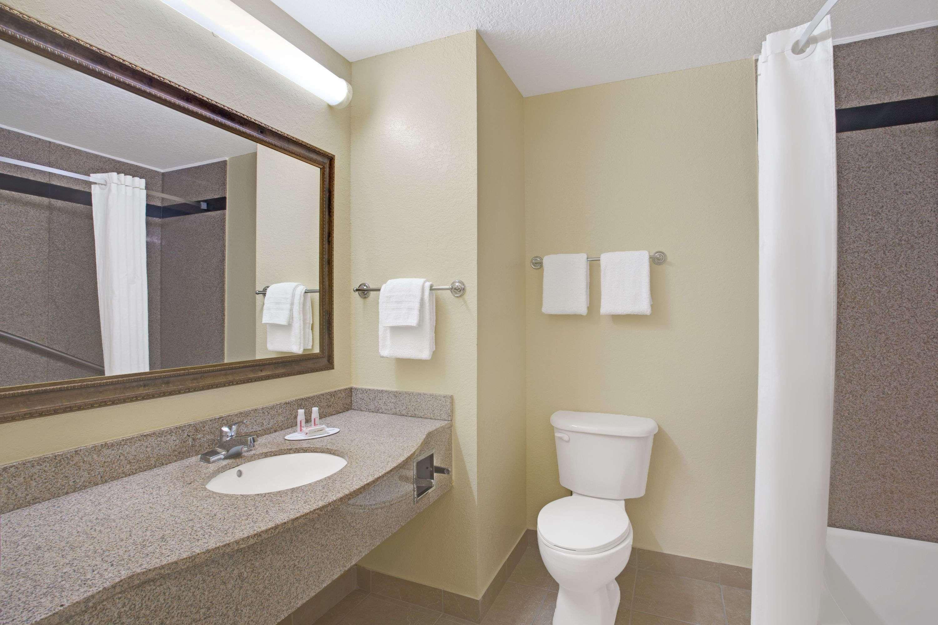 Super 8 By Wyndham Daytona Hotel
