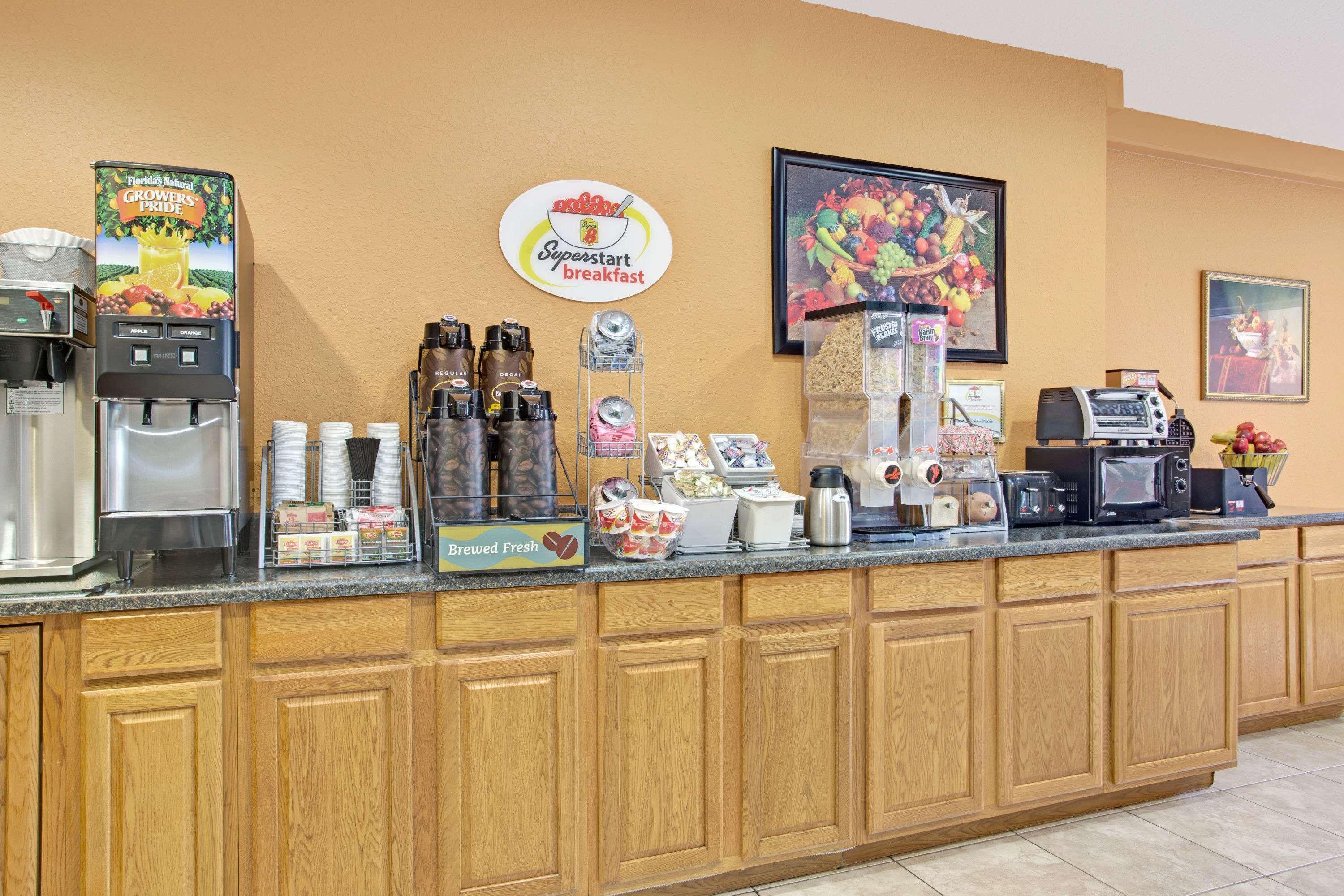 Hotel Super 8 By Wyndham Daytona 2*