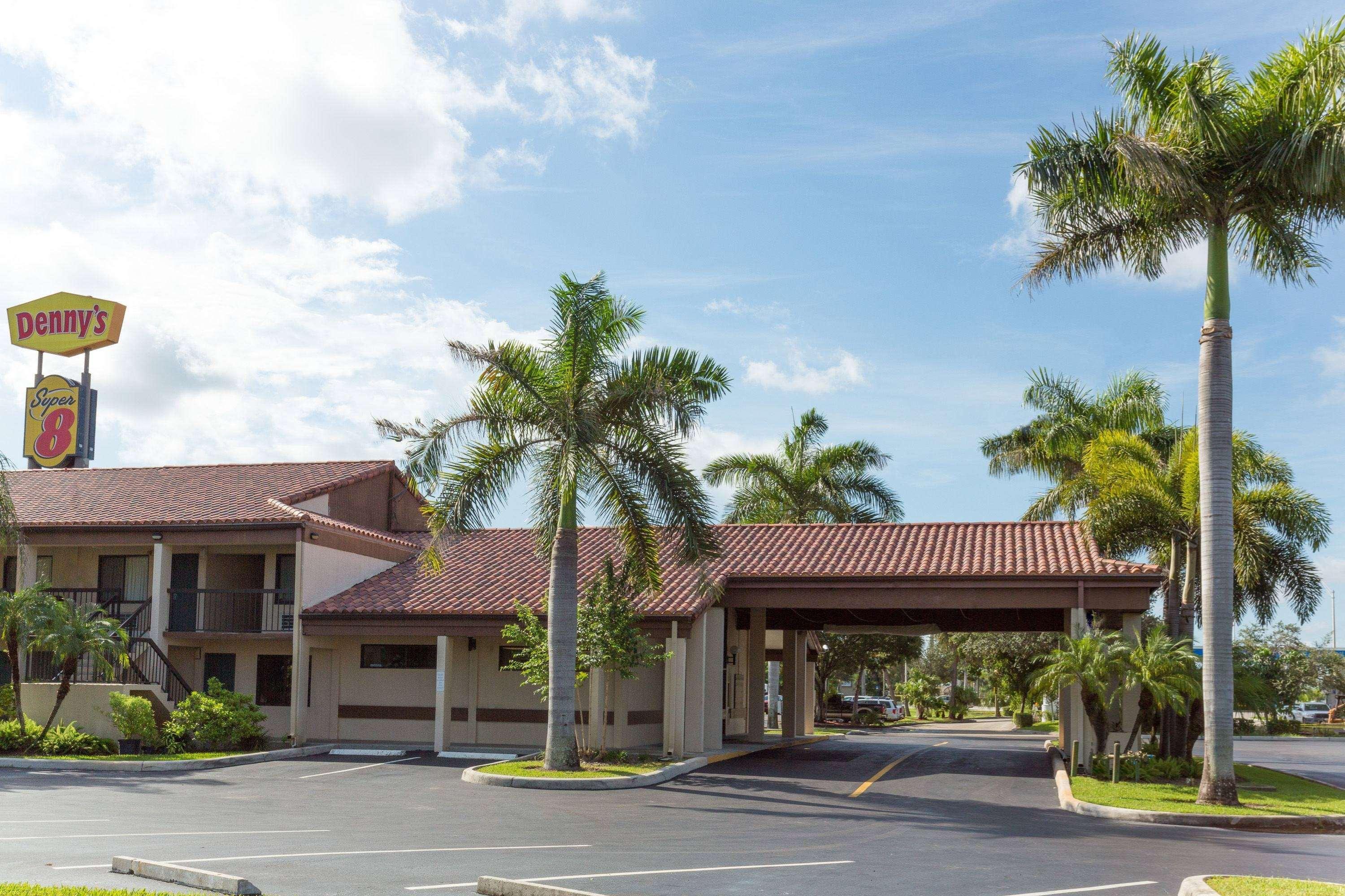 Hotel Super 8 By Wyndham Riviera West Palm Riviera Beach