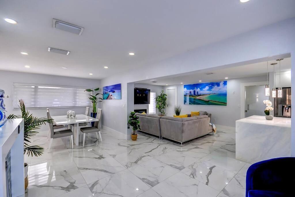 Miami House With Hot Pool-spa & Pool Table L48 Holiday home Hialeah