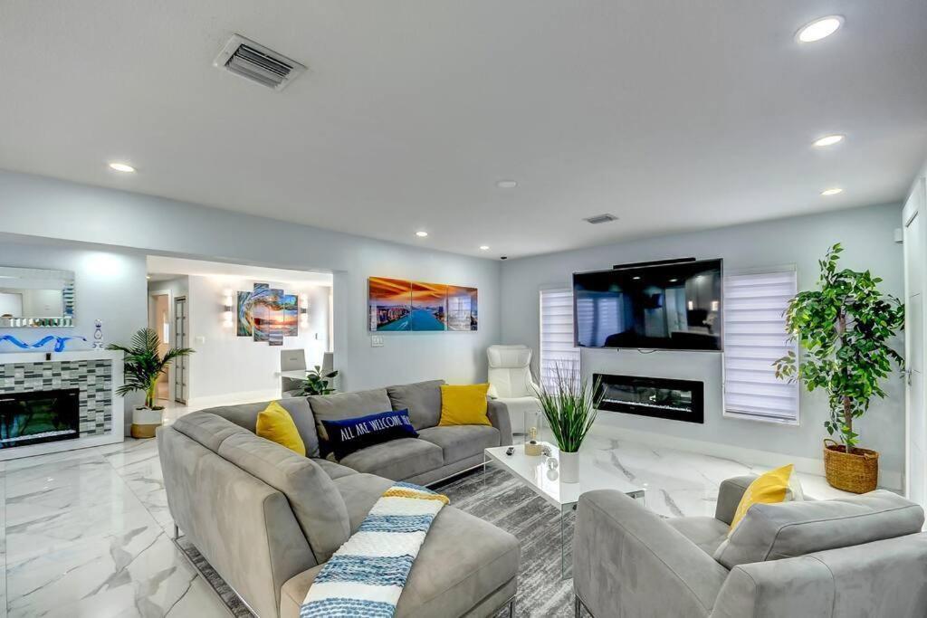 Holiday home Miami House With Hot Pool-spa & Pool Table L48