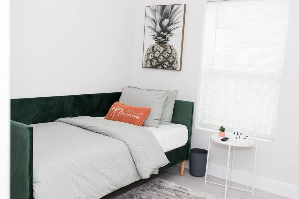 Stylish New Mins From Downtown, Airport And Beach! Holiday home