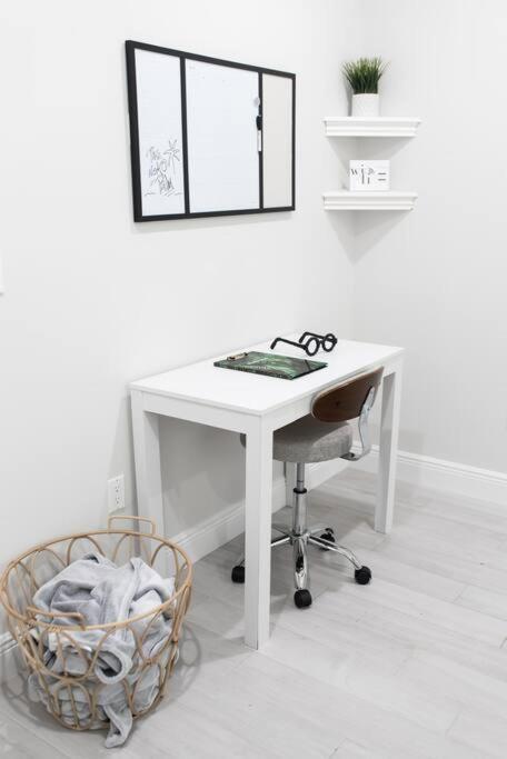 Stylish New Mins From Downtown, Airport And Beach!