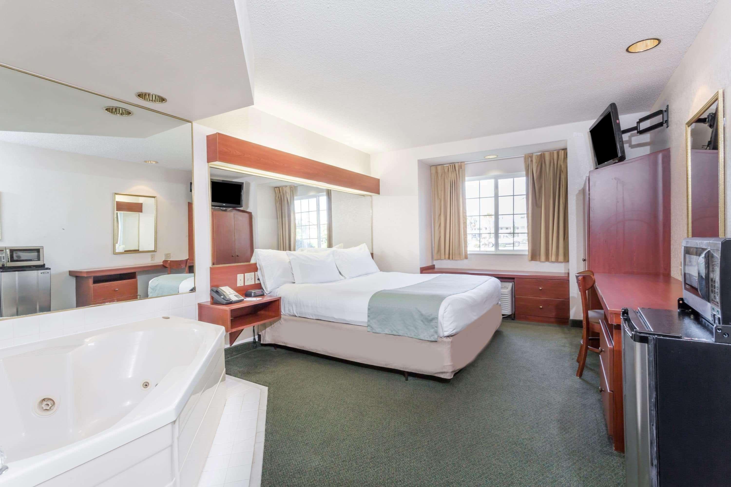 Microtel & Hotel 2*