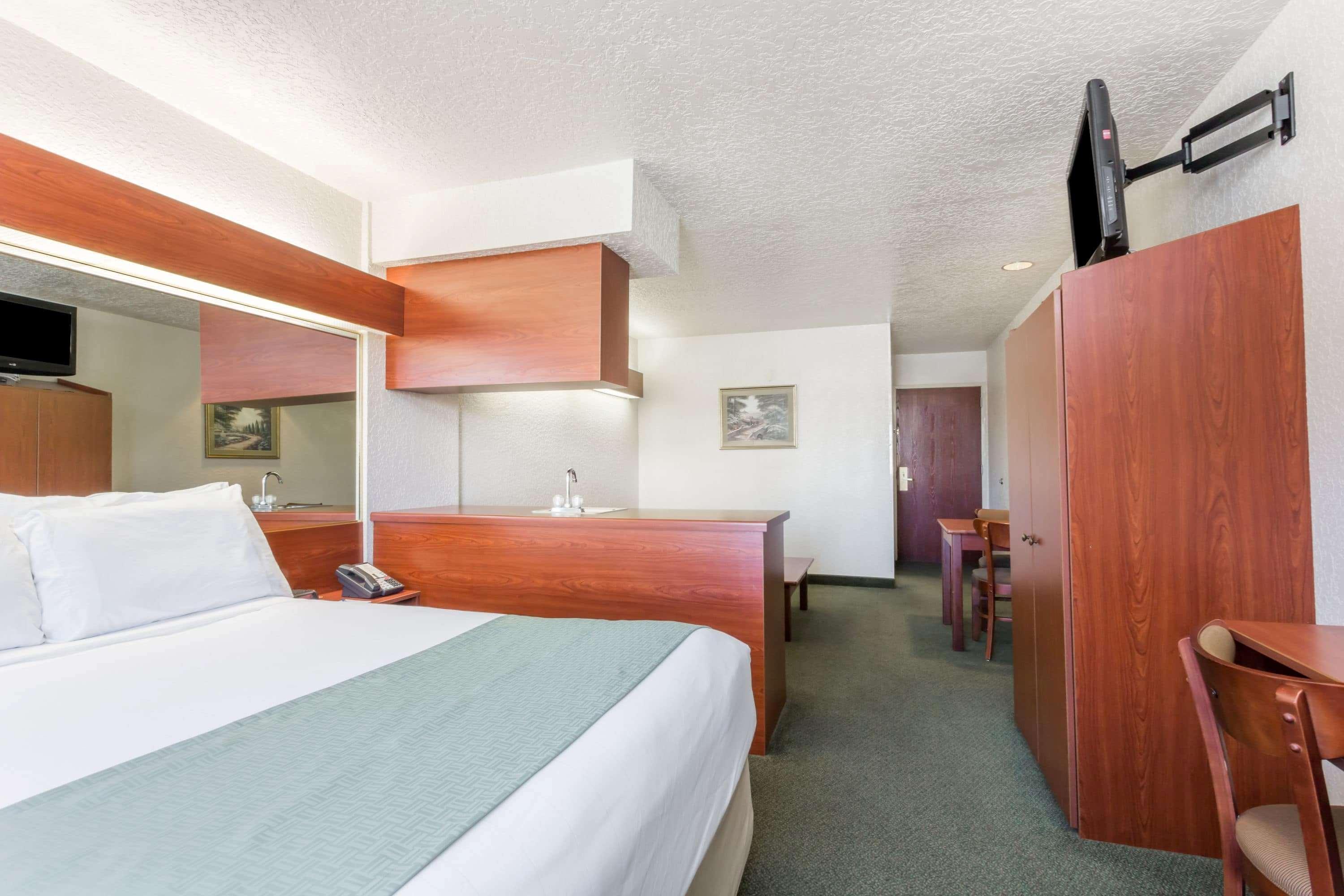Microtel & Hotel