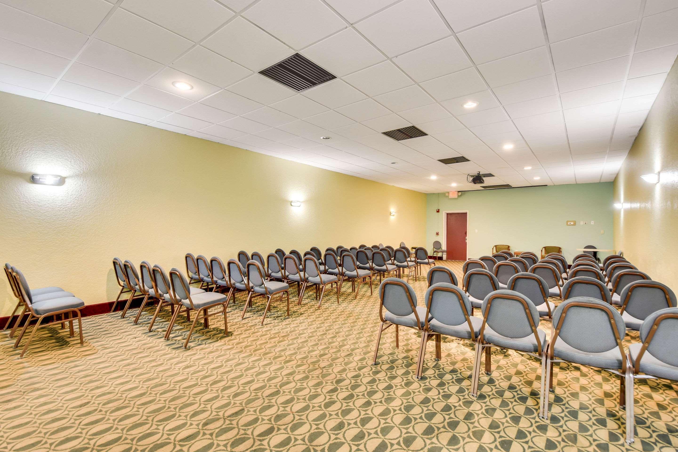 Econo Busch Gardens Hotel 2*