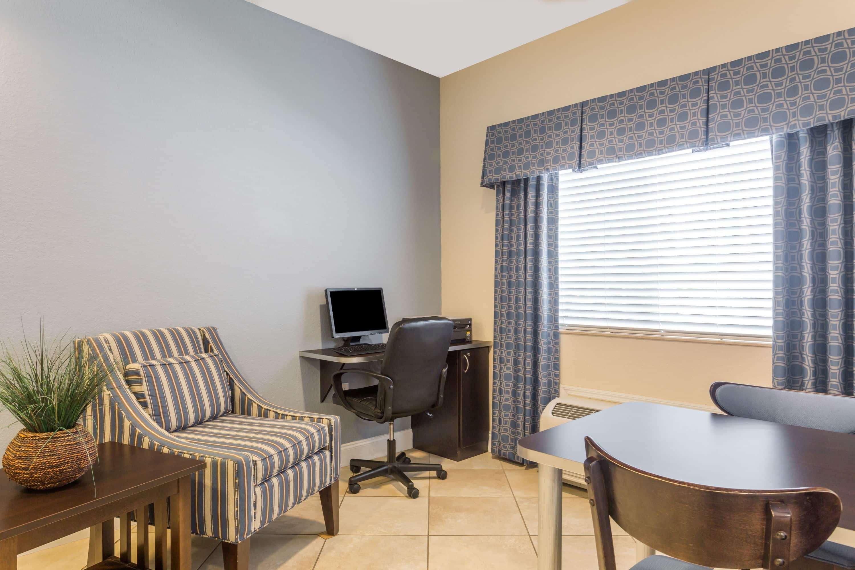 Microtel & By Wyndham Spring Hill/weeki Wachee