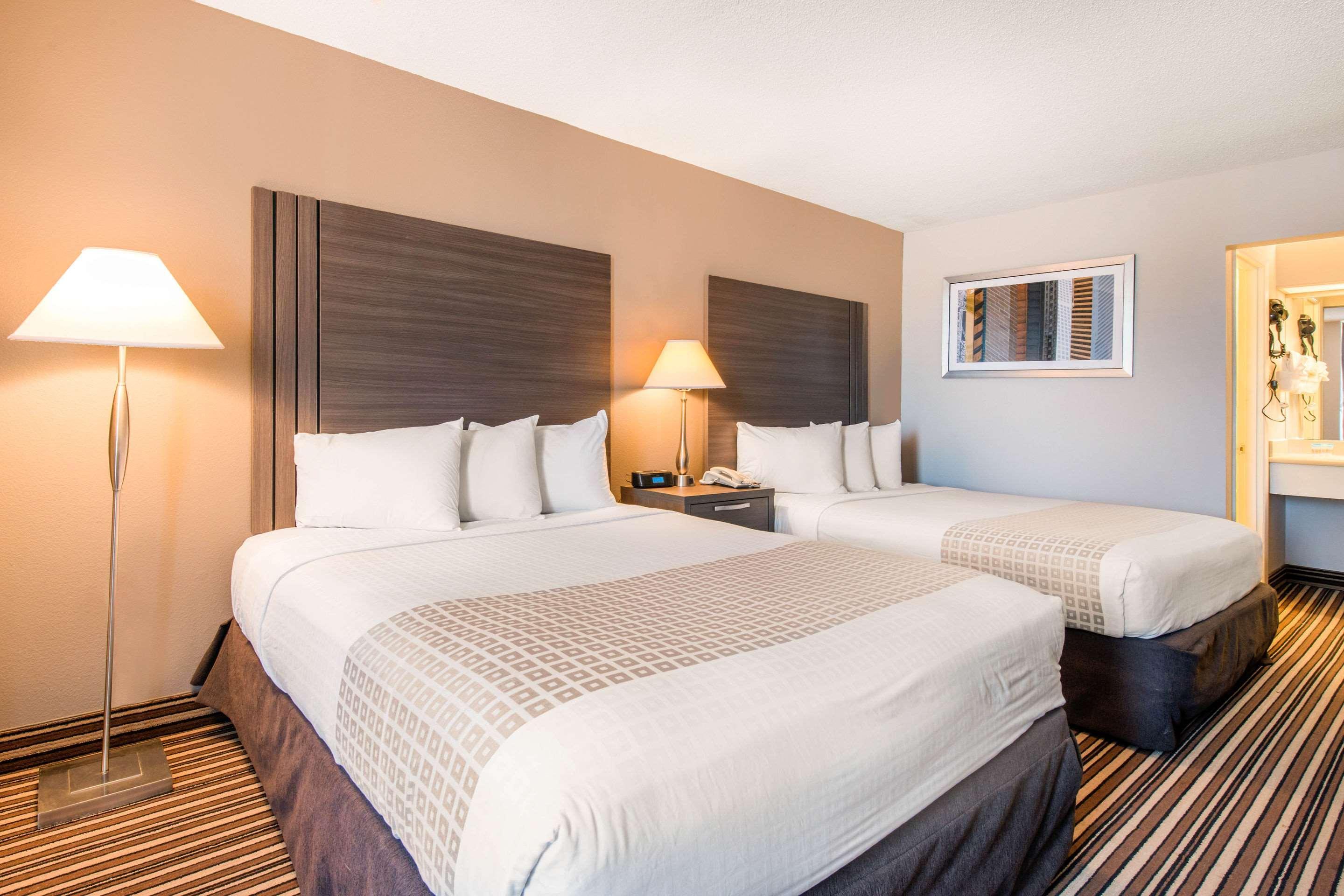 Hotel Econo Airport 2*