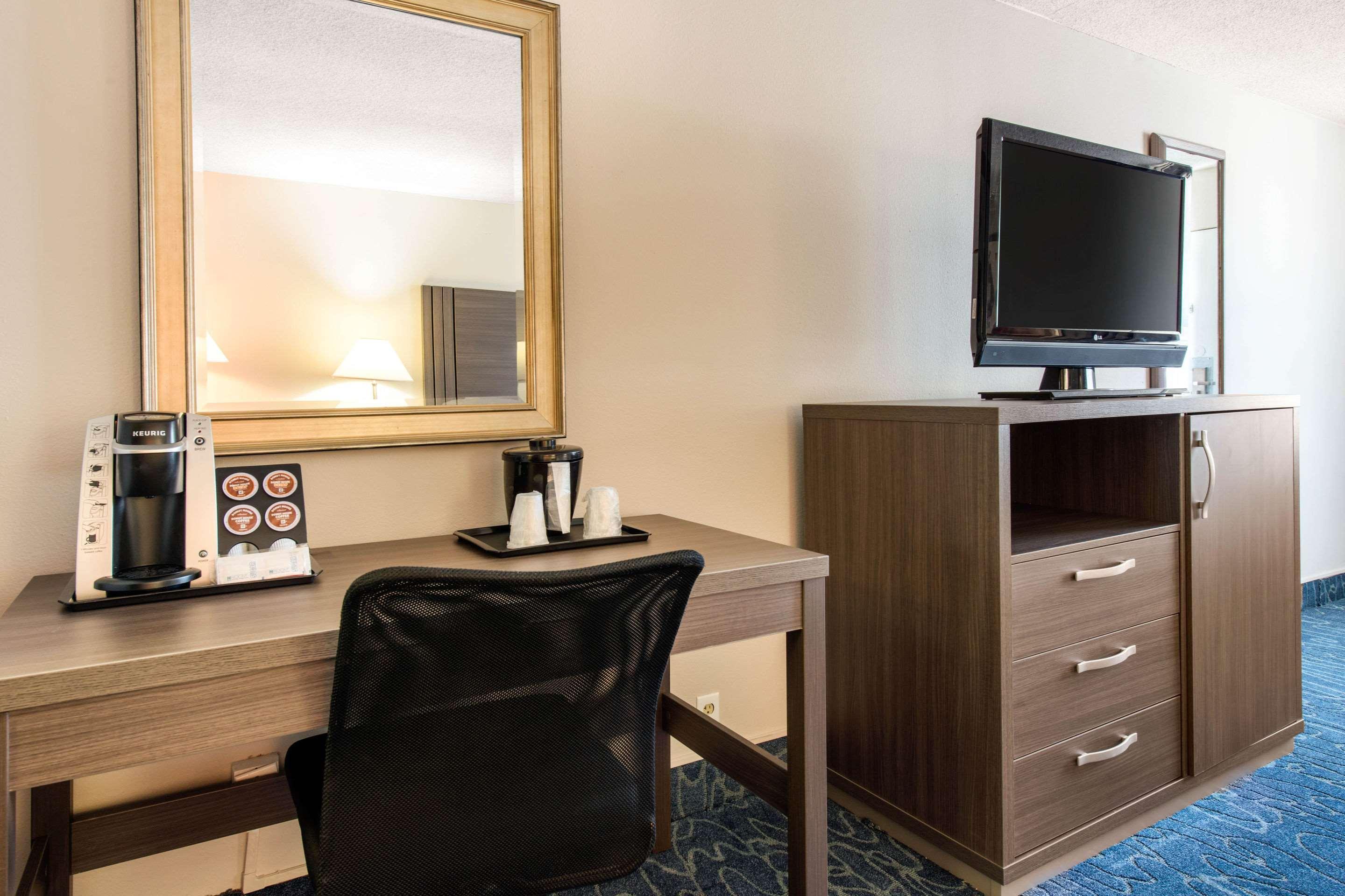 Hotel Econo Airport 2*