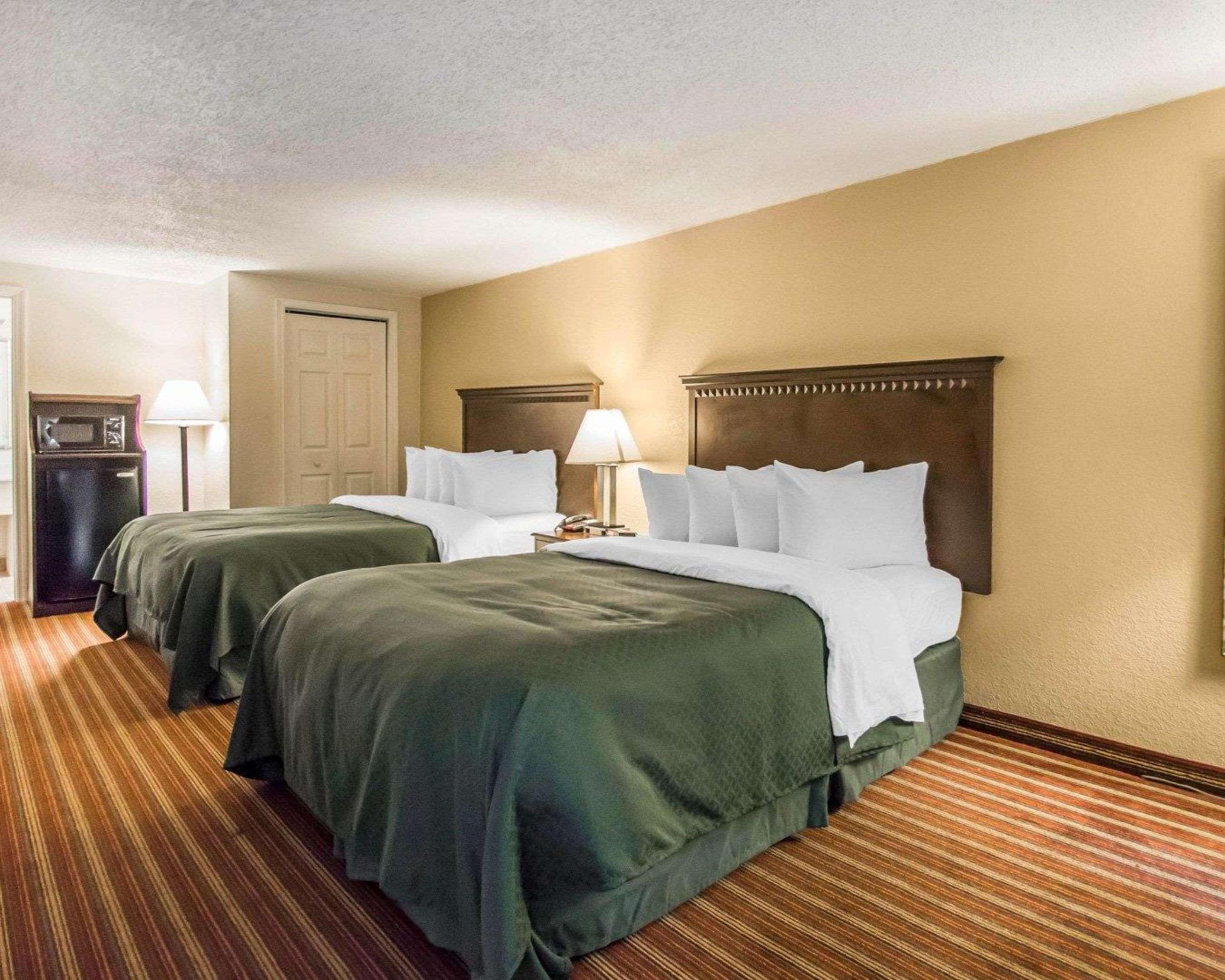 Quality & At Tropicana Field Hotel 2*