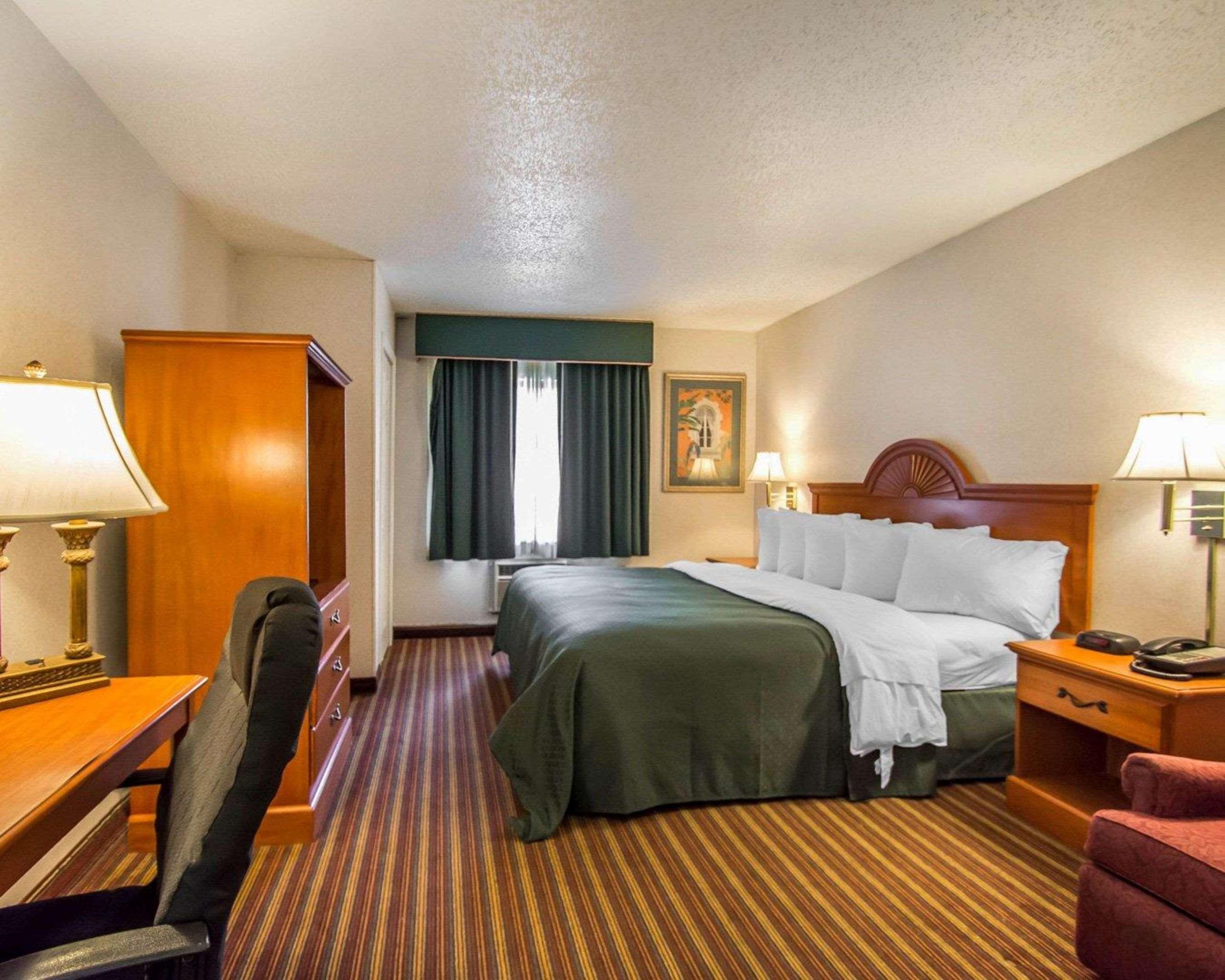 Hotel Quality & At Tropicana Field 2*