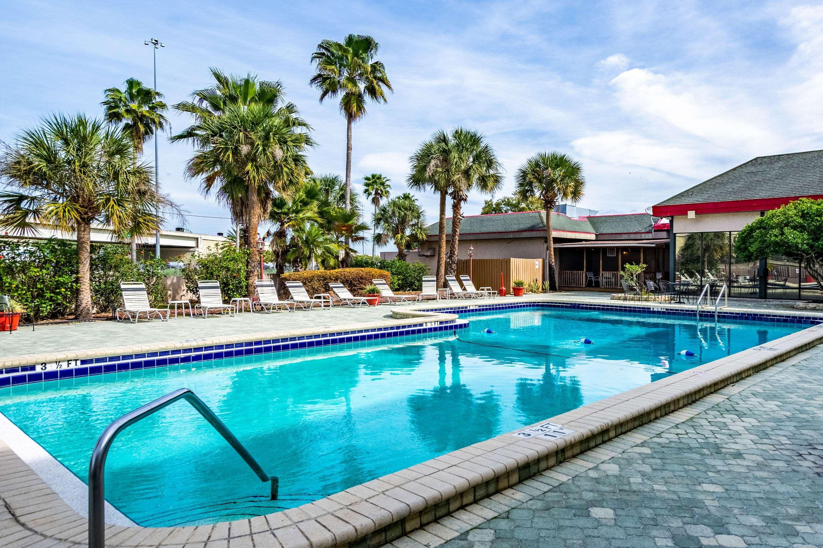 Lakeland Hotel 2*