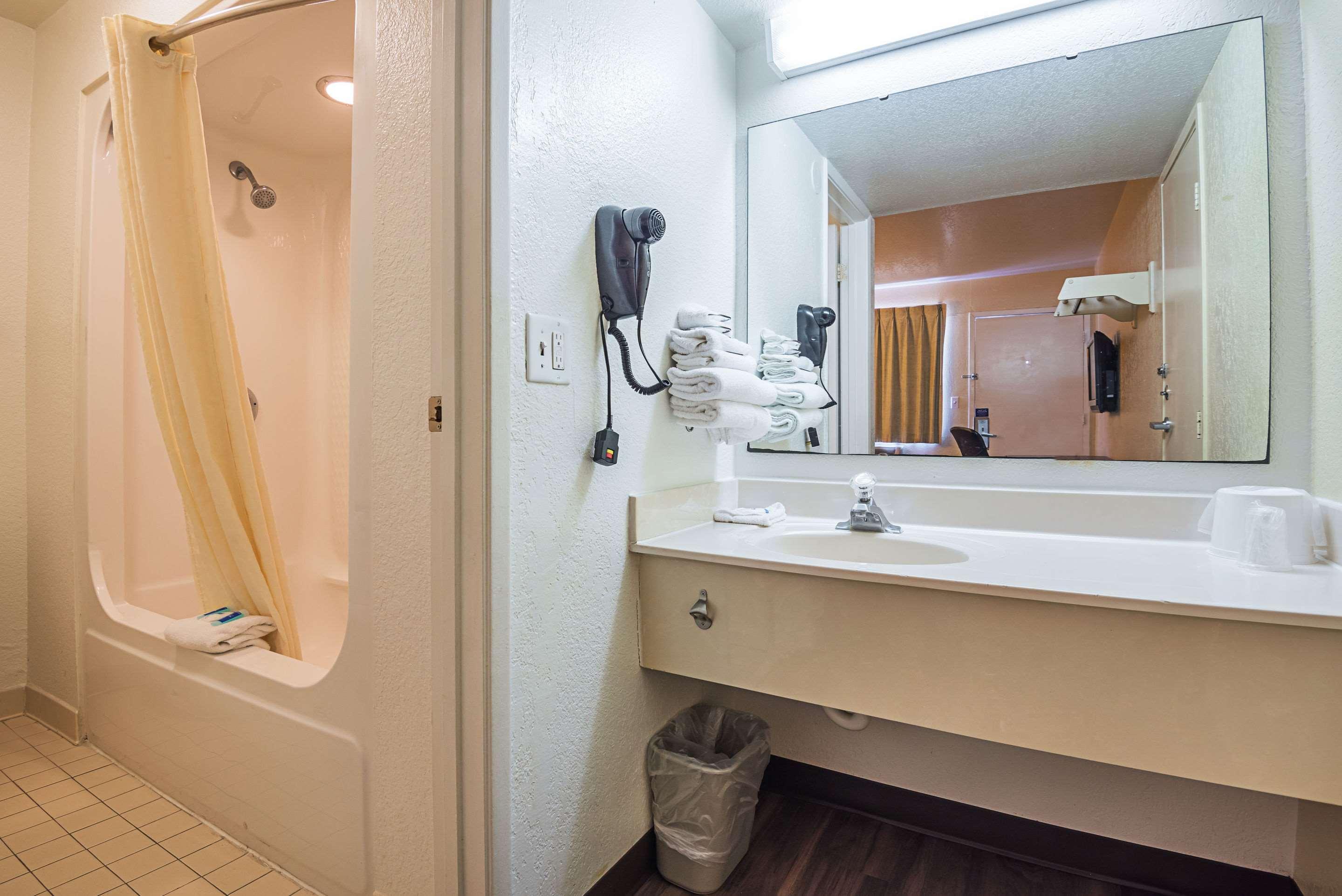Rodeway Kissimmee Maingate West - Free Theme Park Shuttle Inn Four Corners