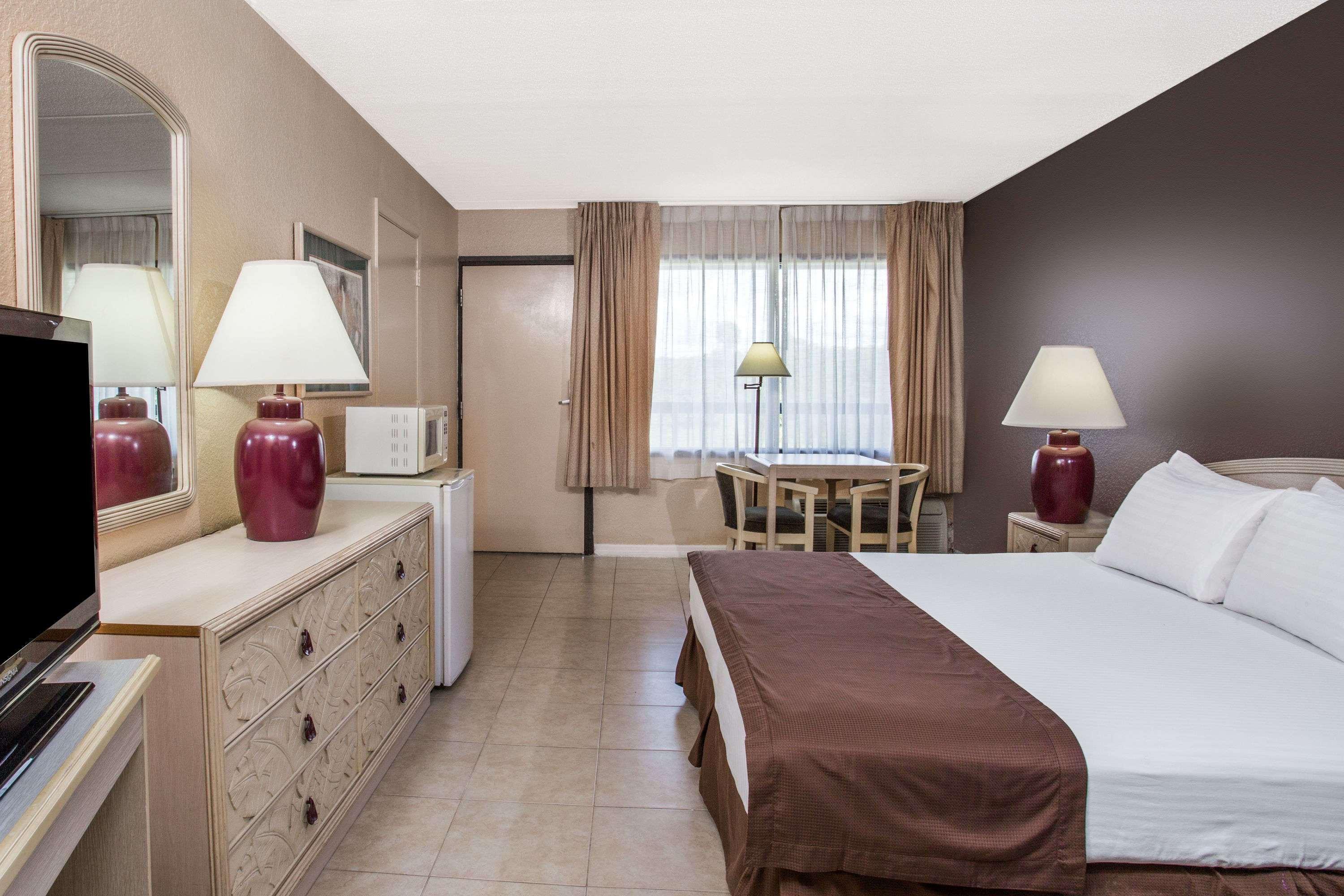 Travelodge By Wyndham Hotel Deltona