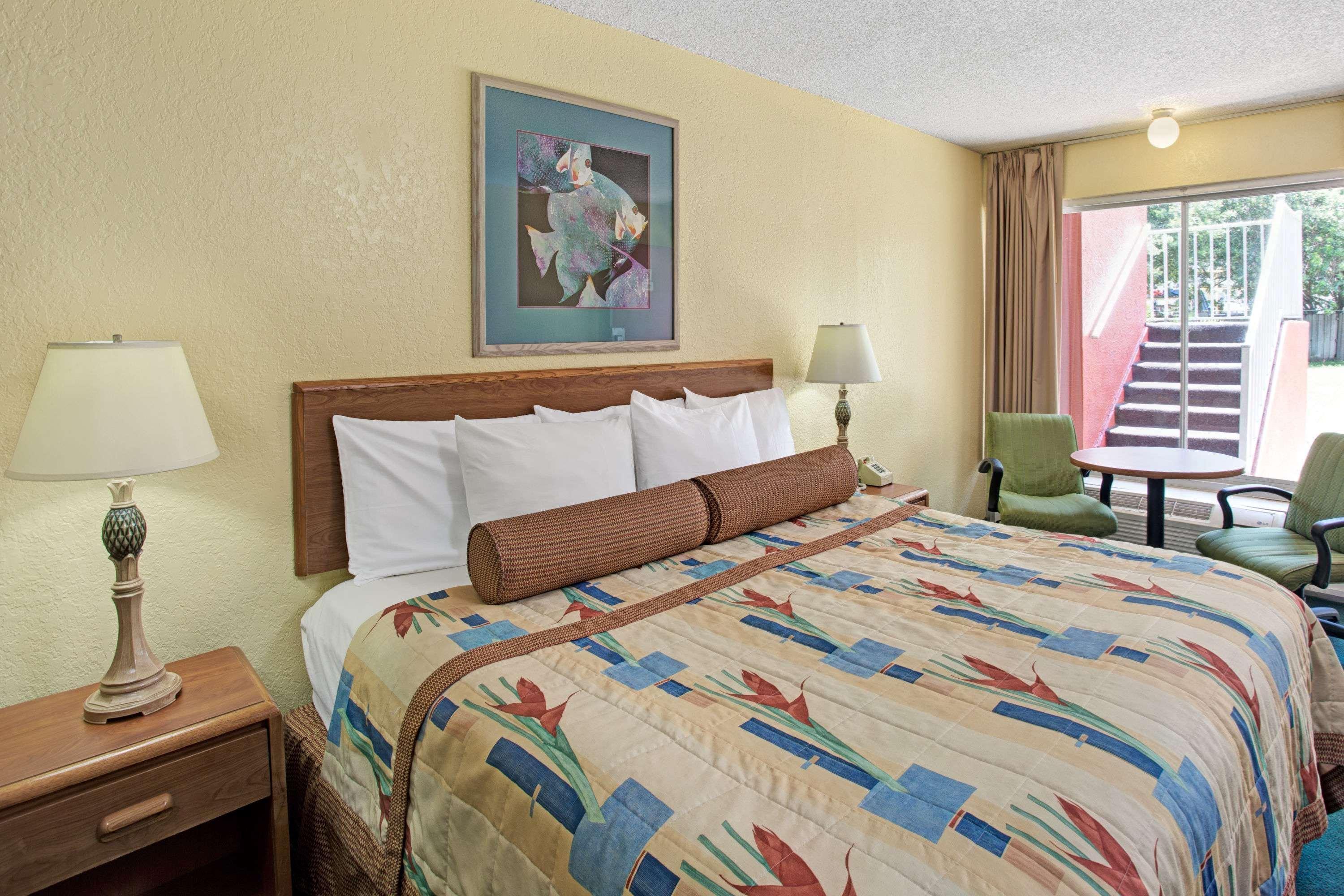 Days By Wyndham Cruiseport West At I-95/524