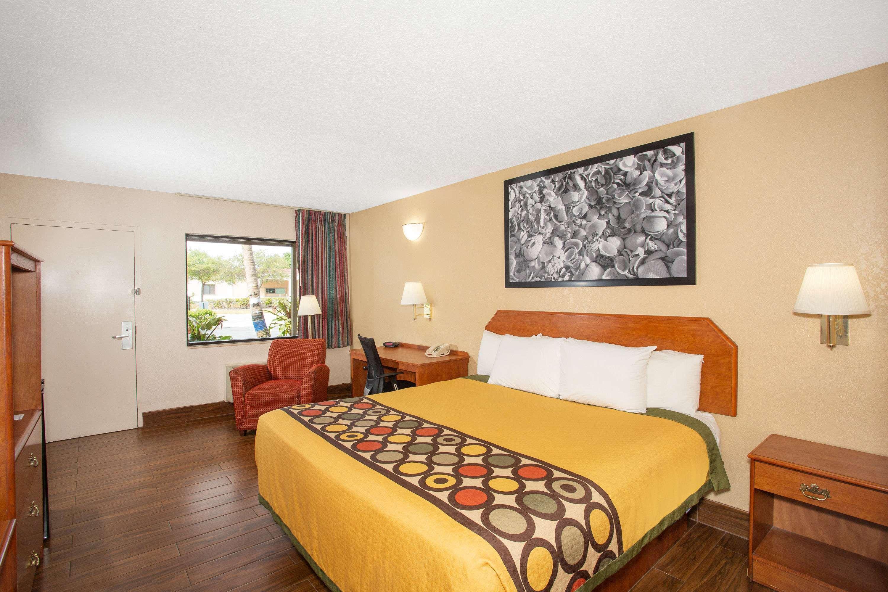 Super 8 By Wyndham North Palm