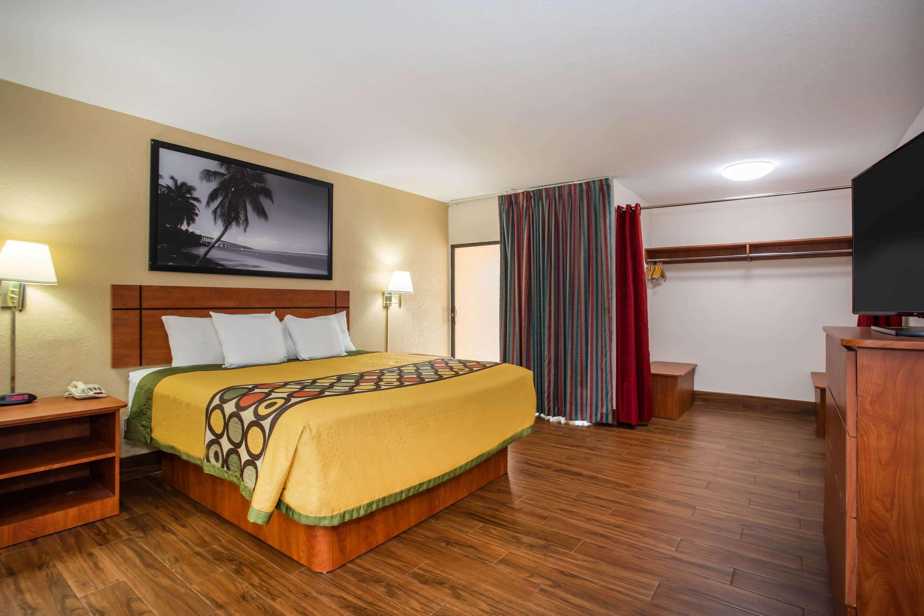 Super 8 By Wyndham North Palm 2*
