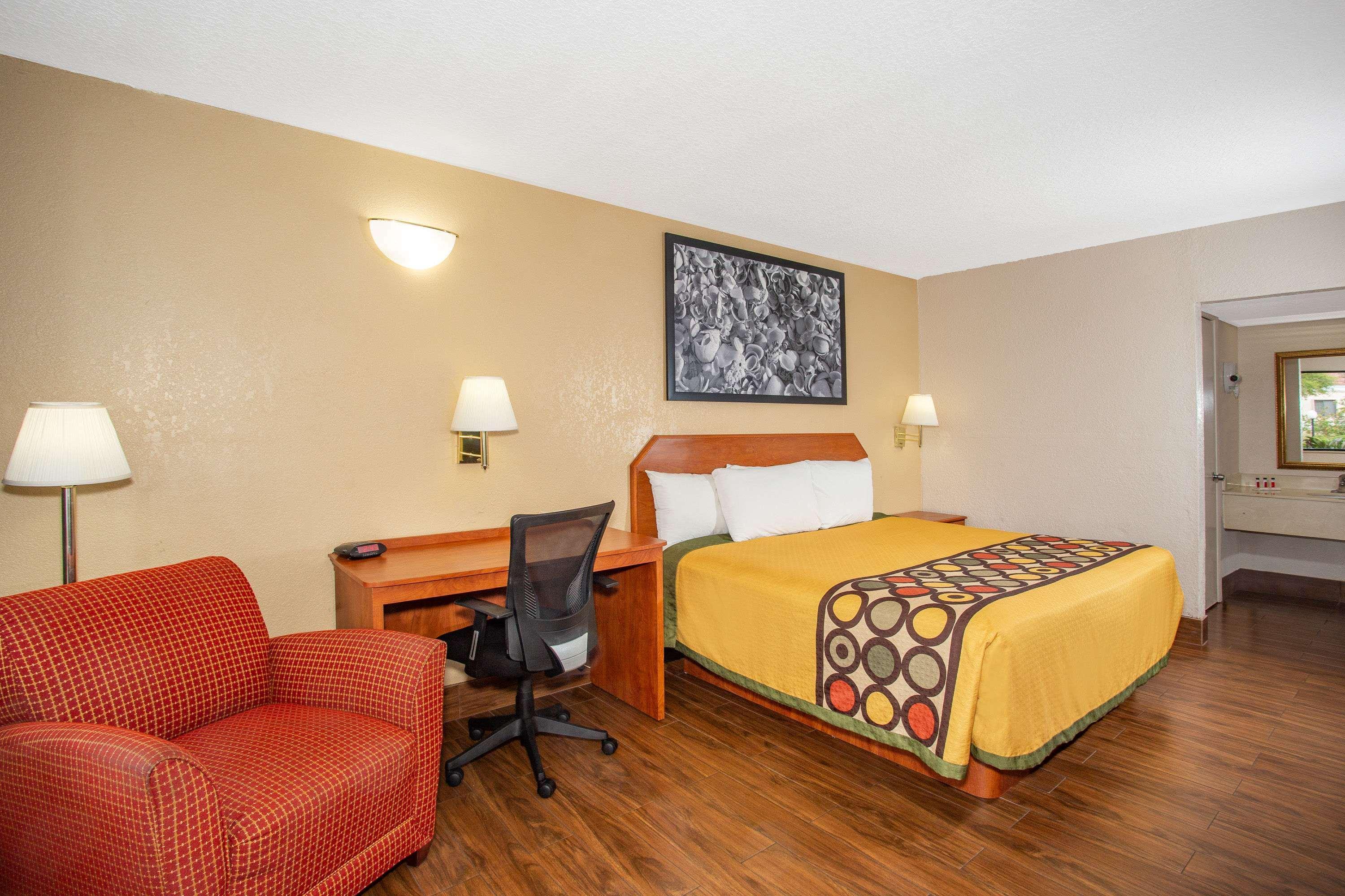 Super 8 By Wyndham North Palm