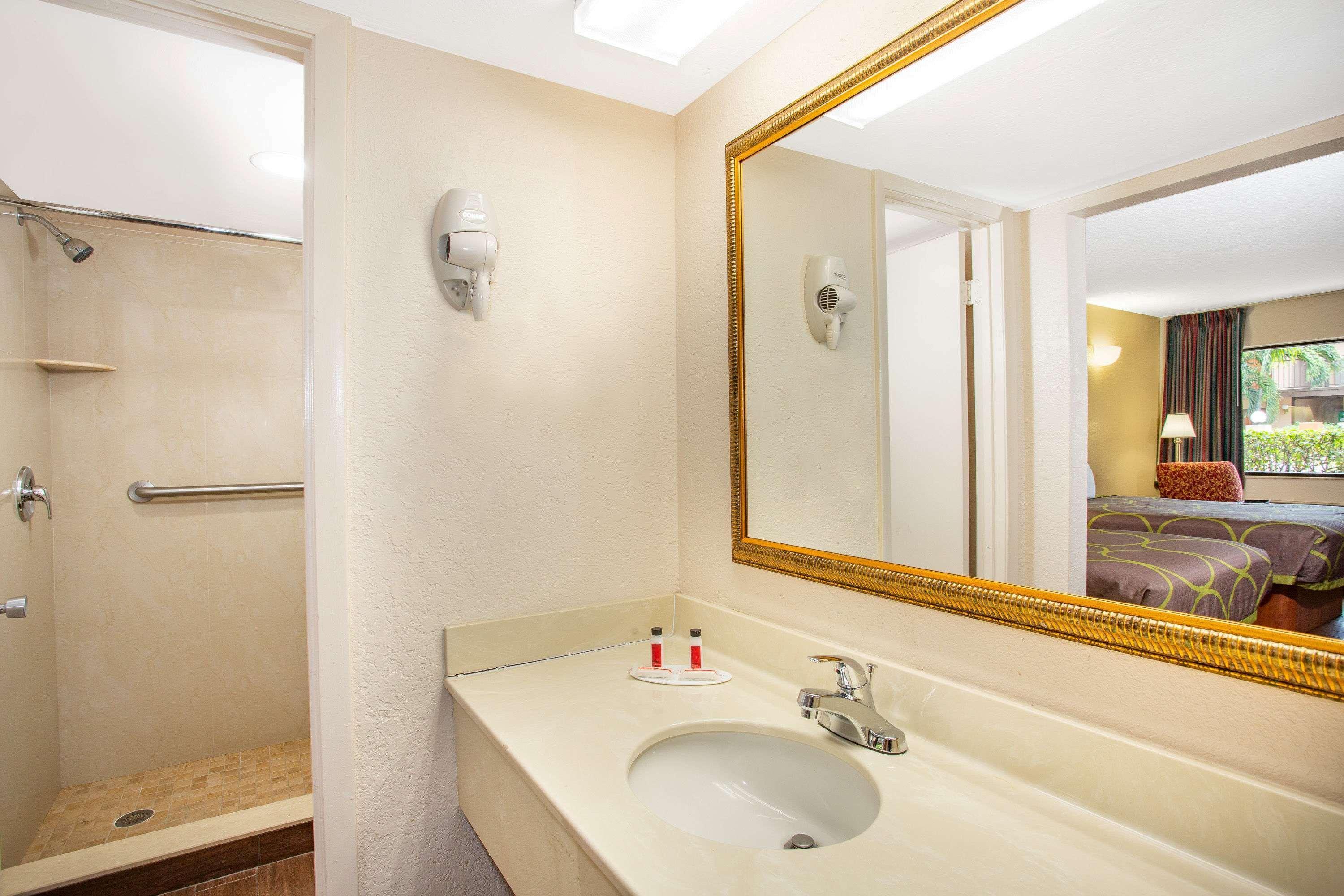 Super 8 By Wyndham North Palm North Palm Beach