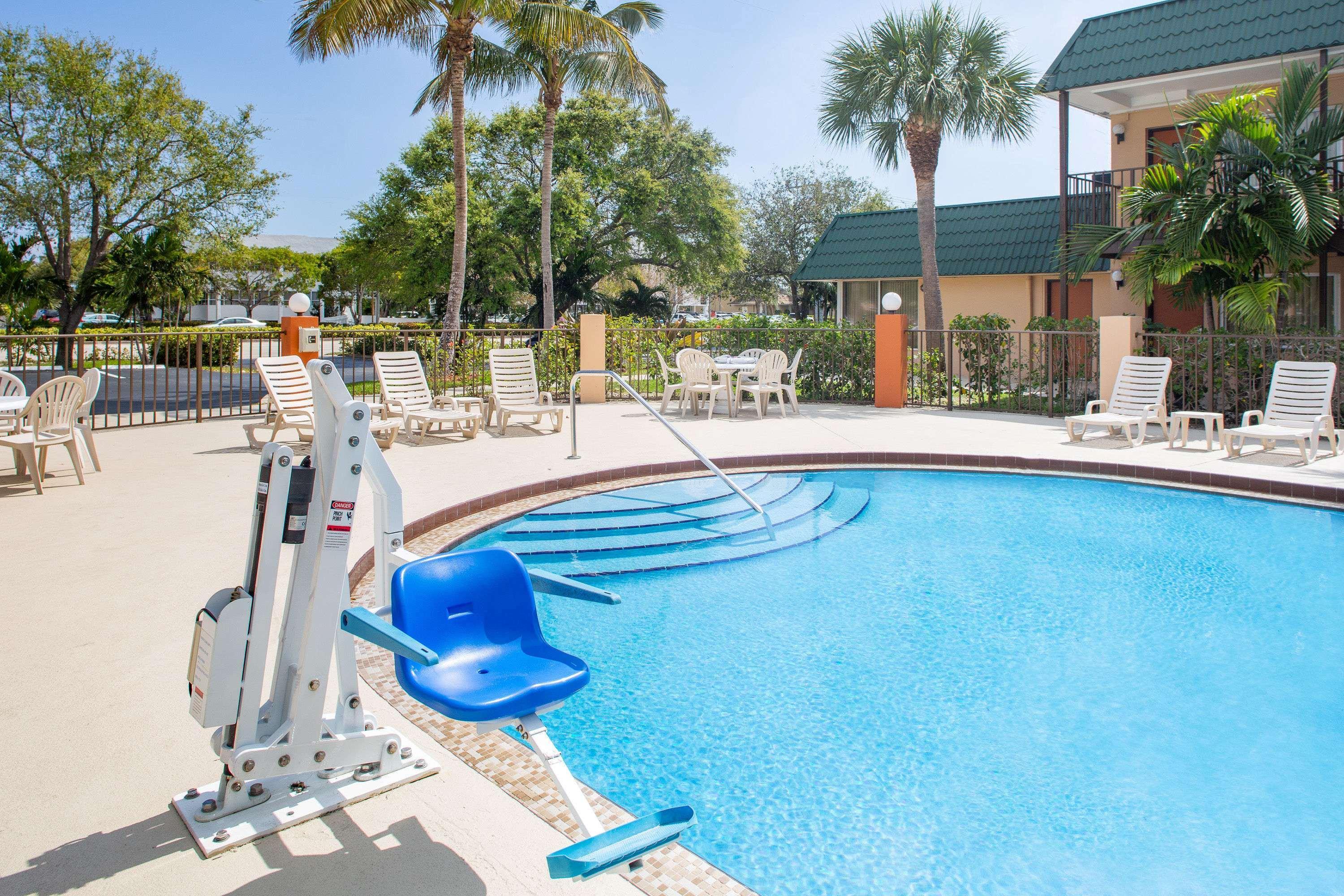 Motel Super 8 By Wyndham North Palm
