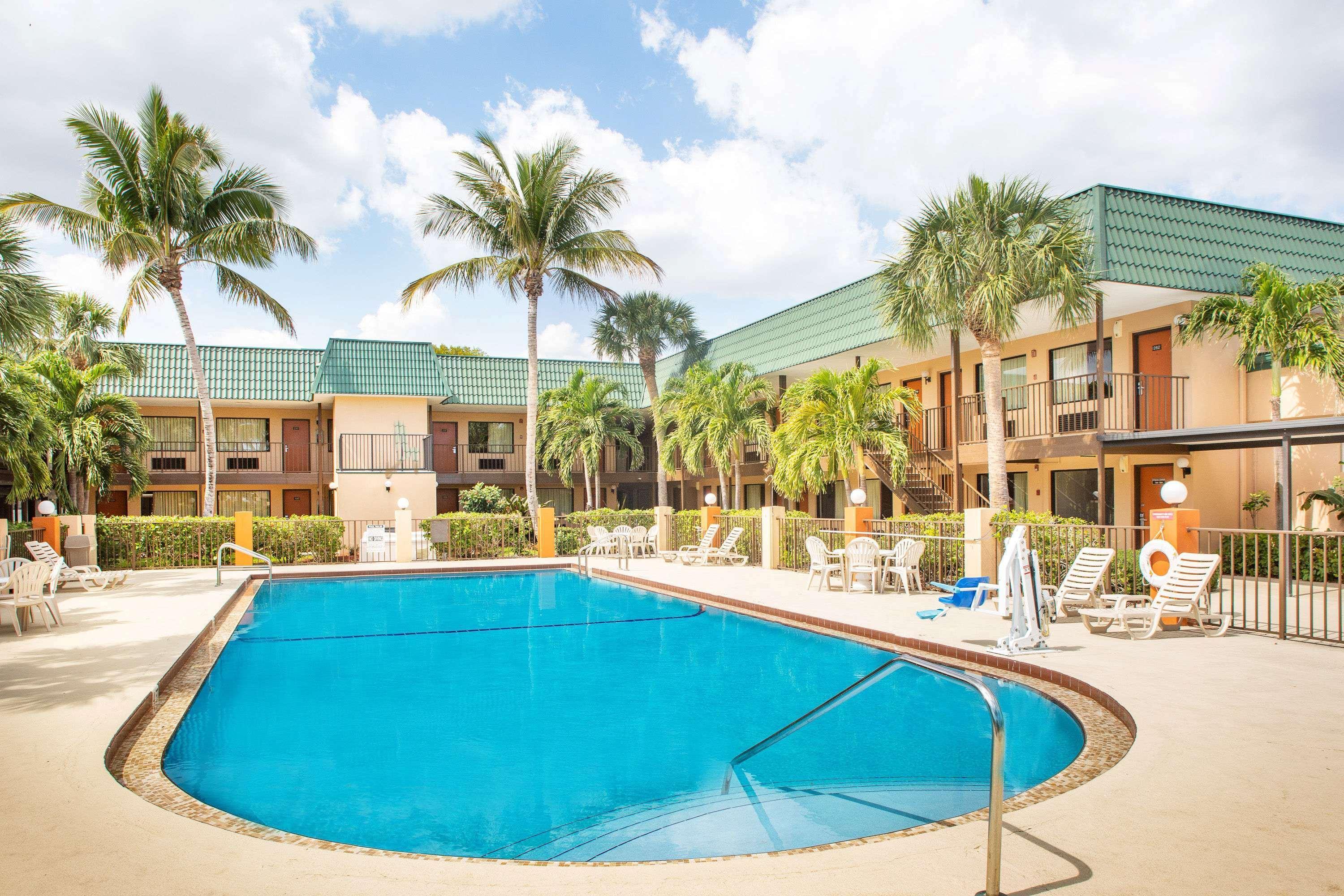 Super 8 By Wyndham North Palm 2*