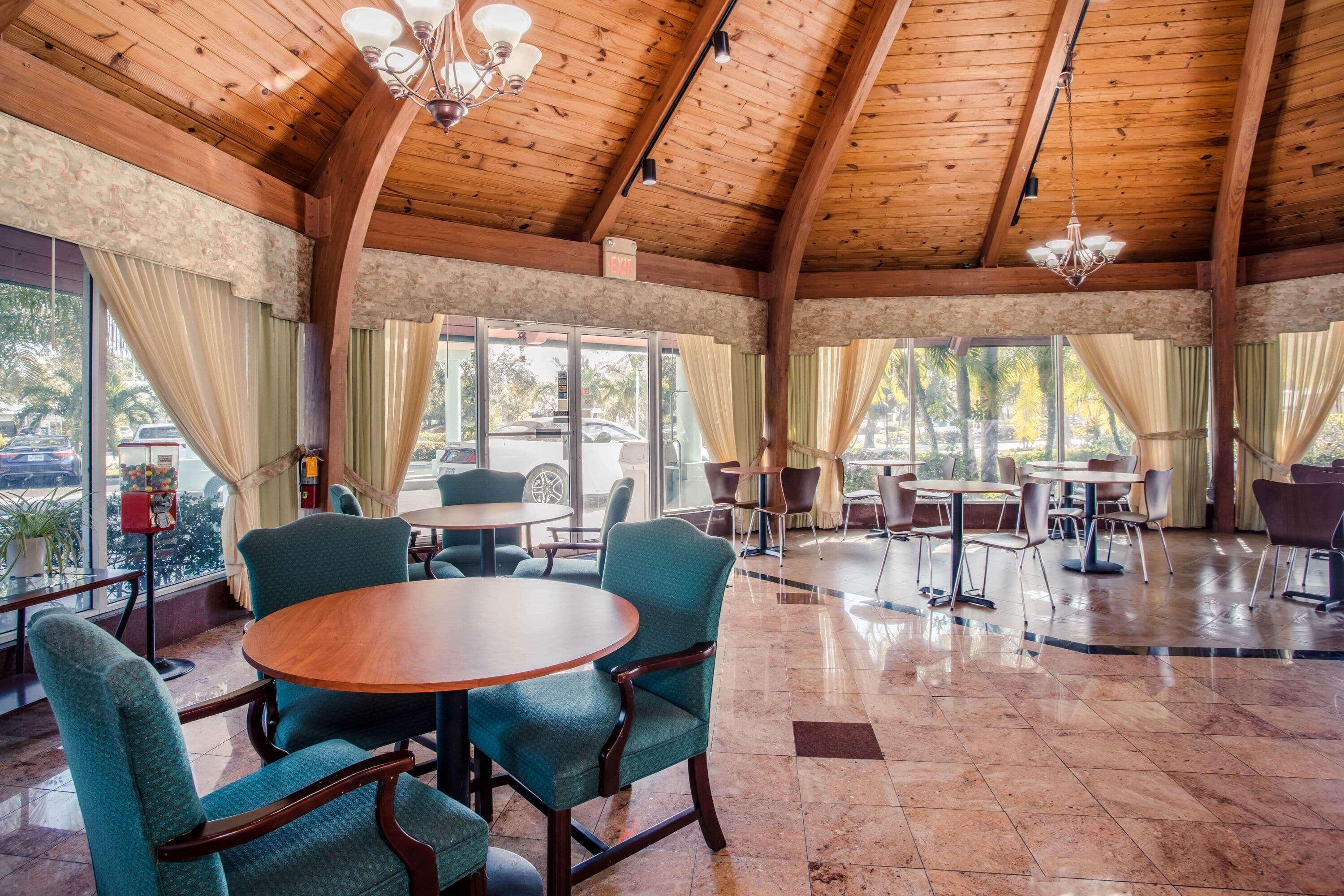 Super 8 By Wyndham North Palm