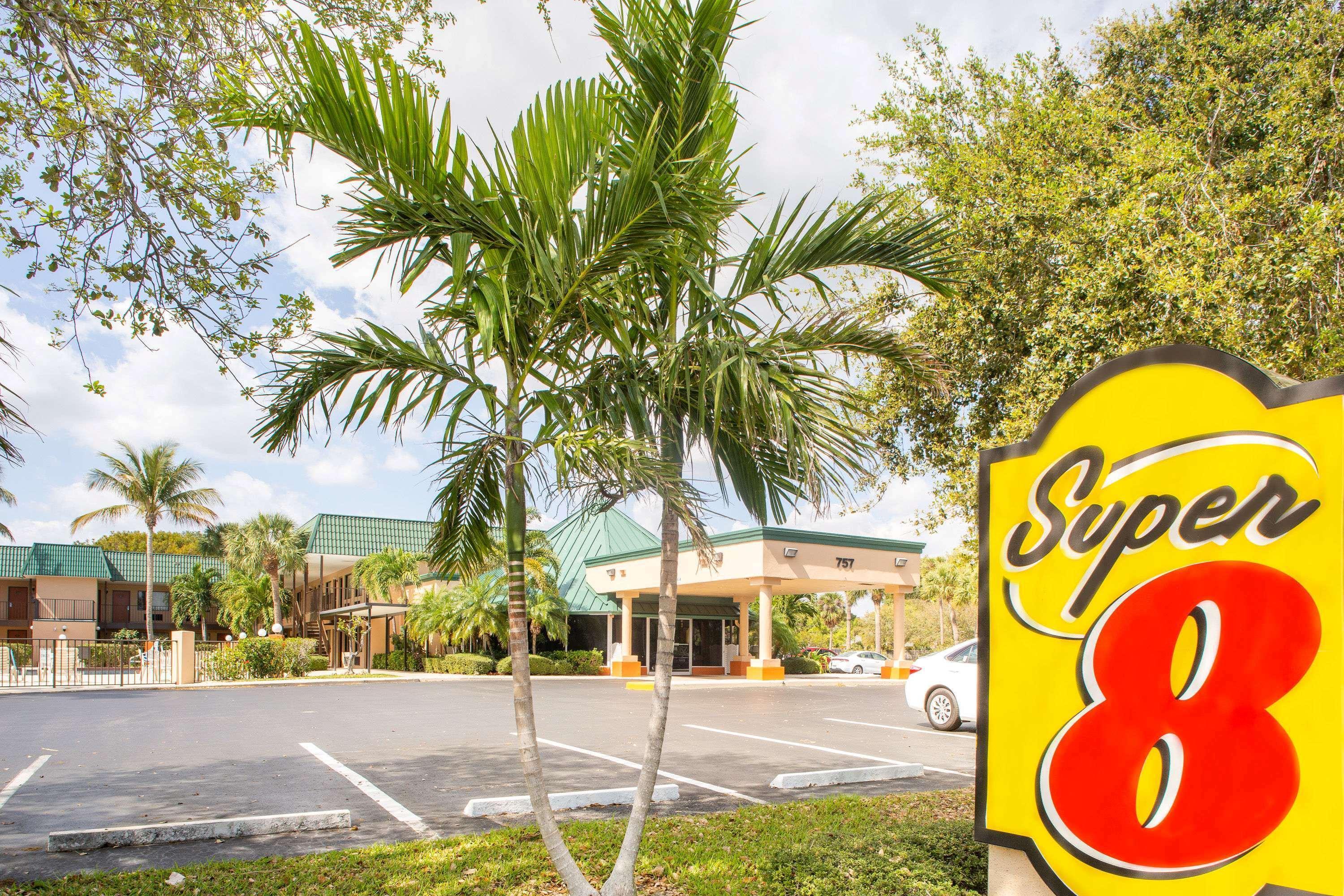 Motel Super 8 By Wyndham North Palm