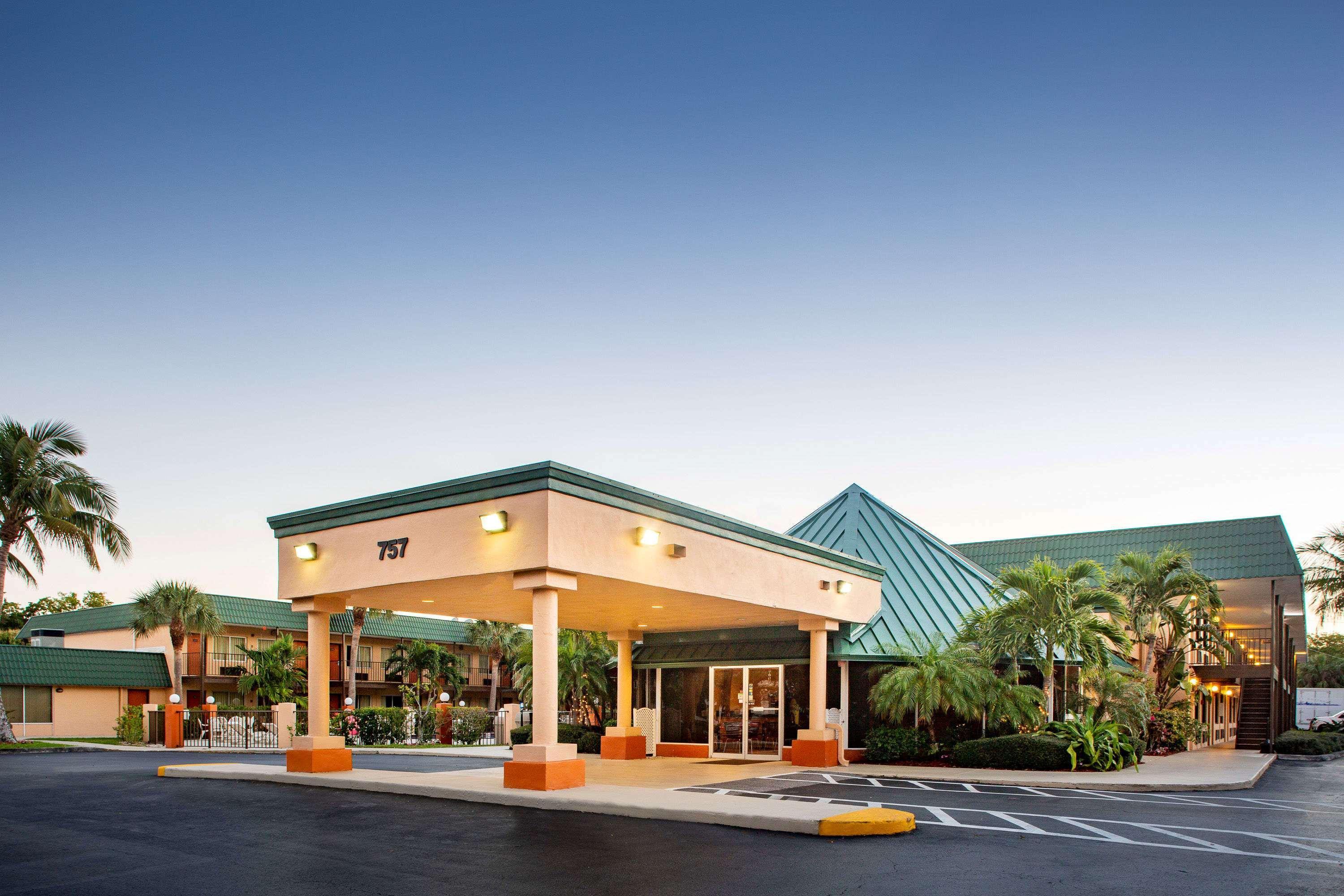 Super 8 By Wyndham North Palm