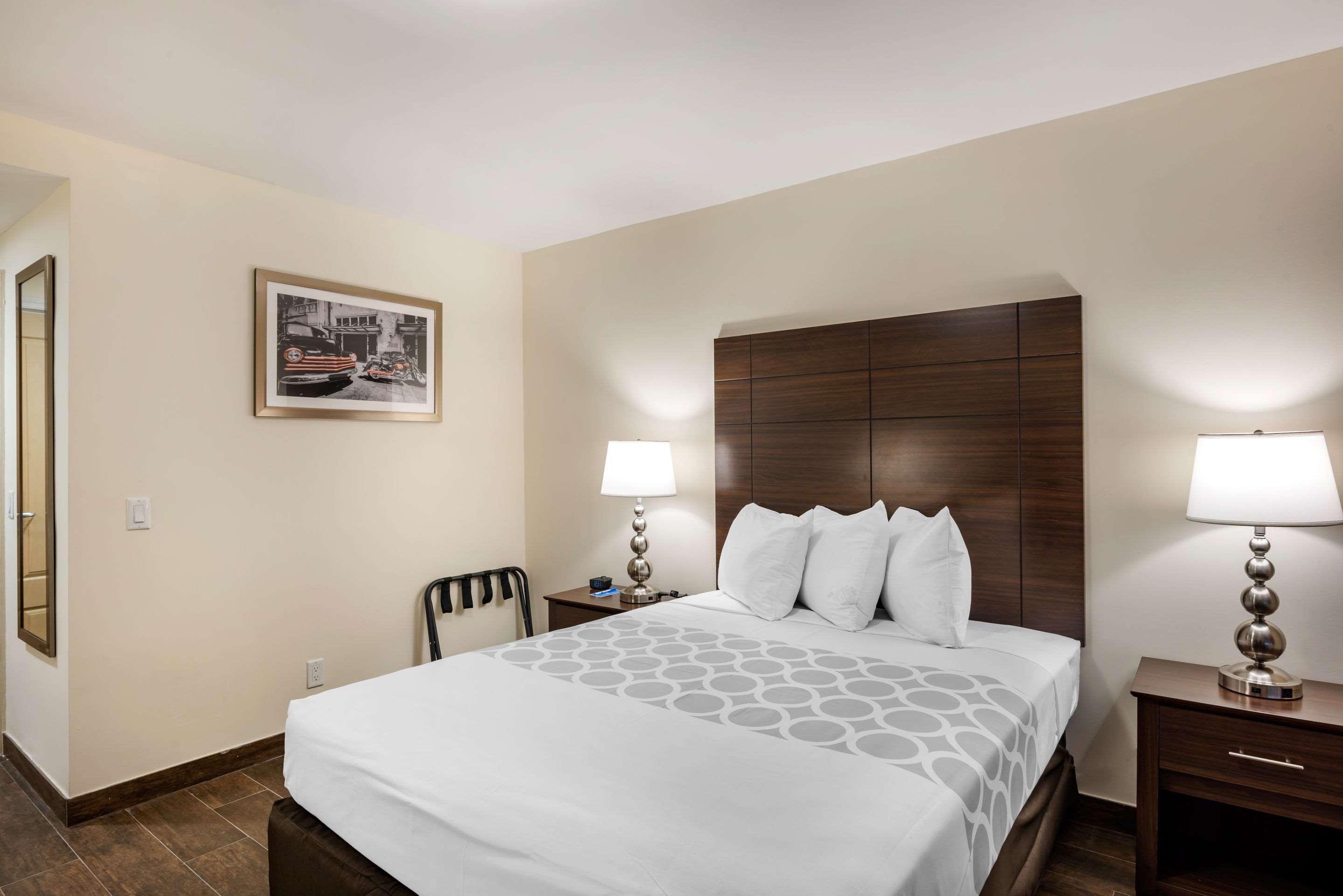 Downtown Hollywood Gardens Inn & Suites