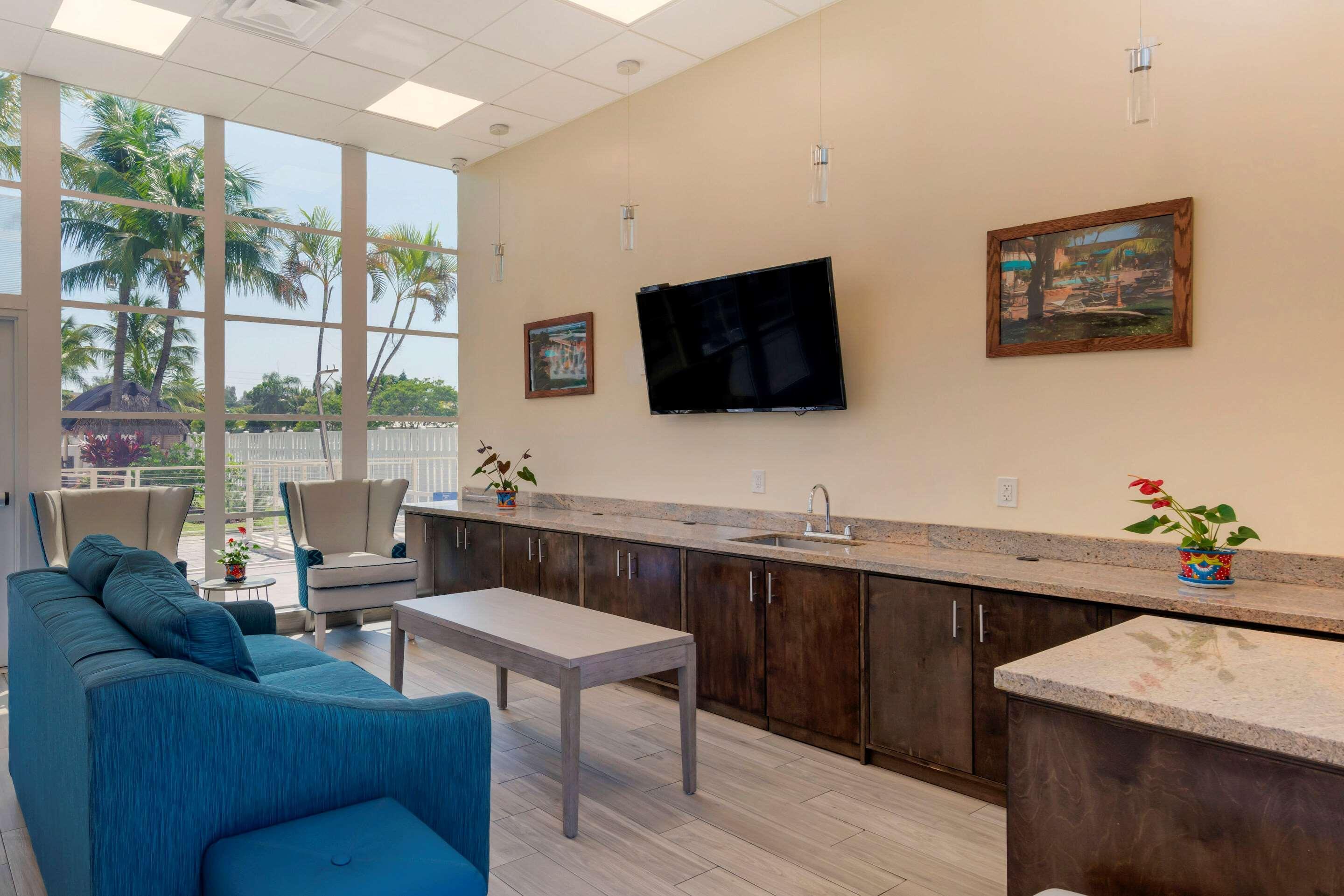 Inn Downtown Hollywood Gardens Inn & Suites 3*