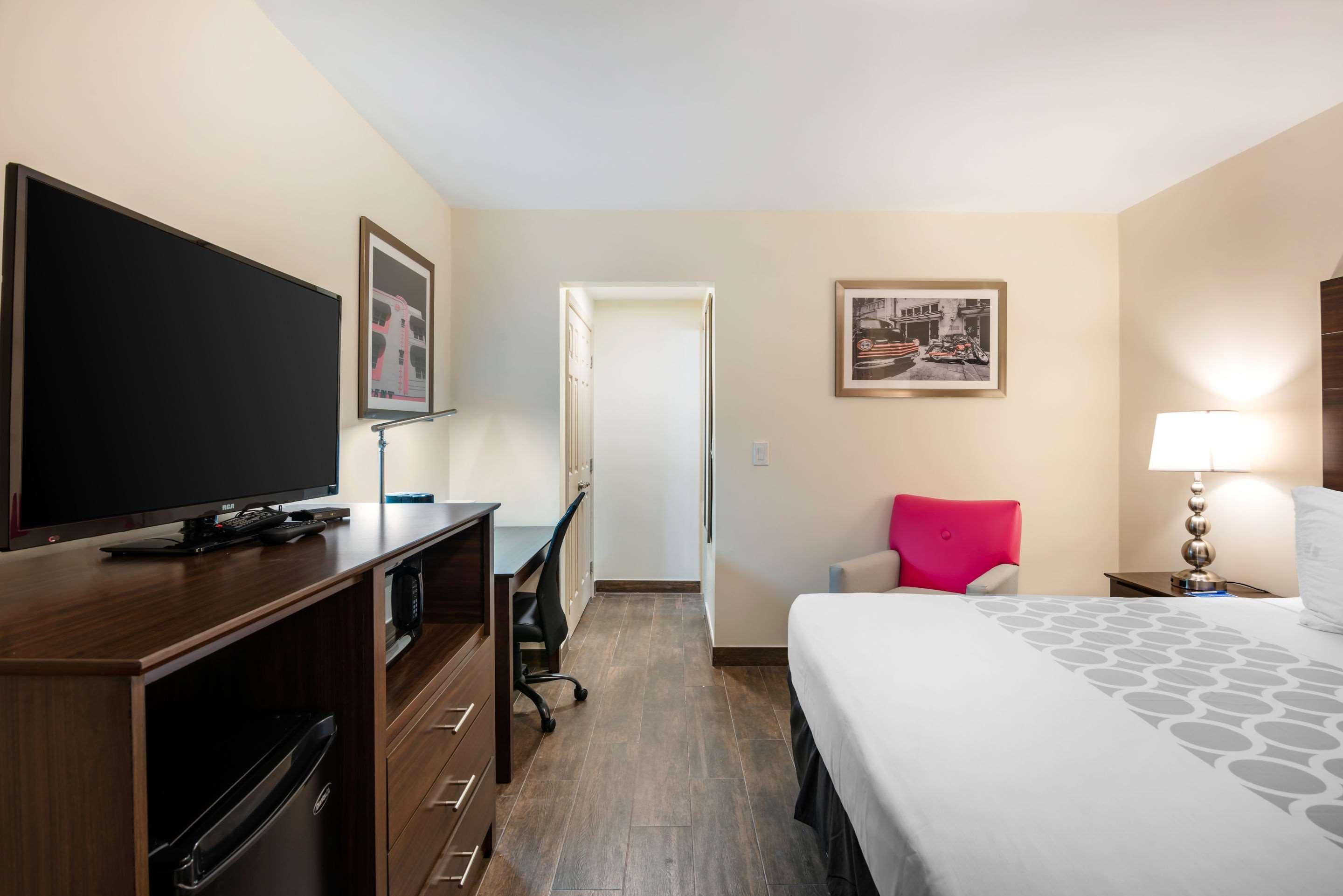 Downtown Hollywood Gardens Inn & Suites