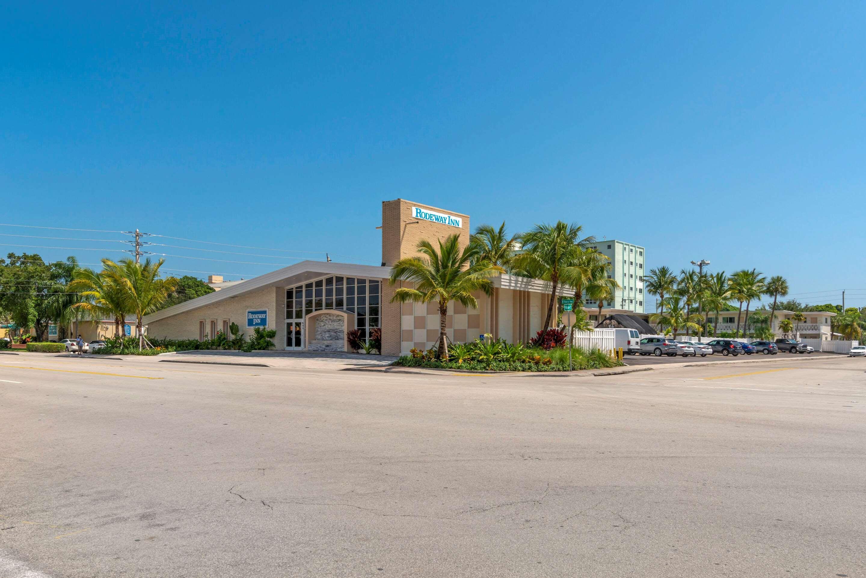 Downtown Hollywood Gardens Inn & Suites