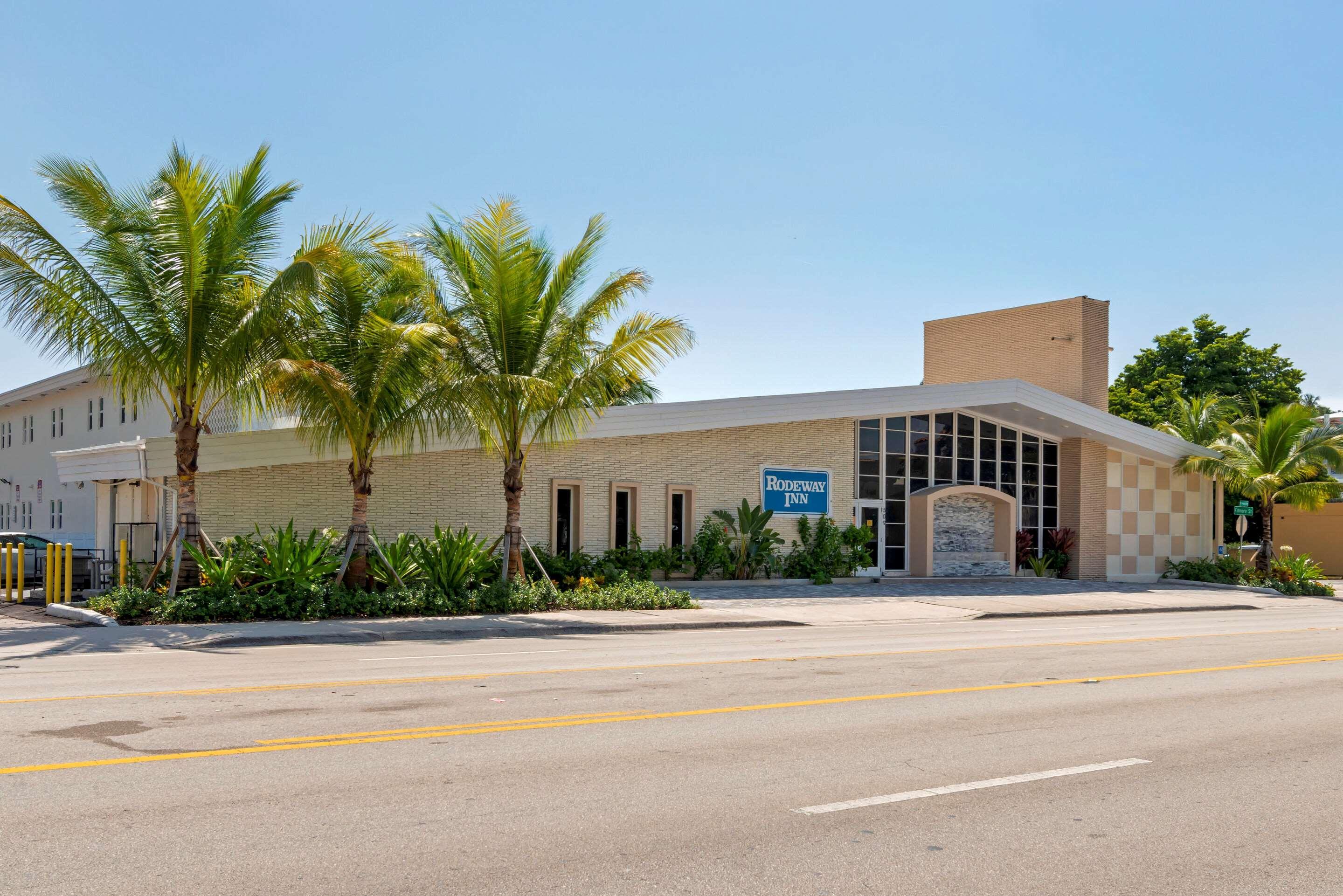 Downtown Hollywood Gardens Inn & Suites Inn