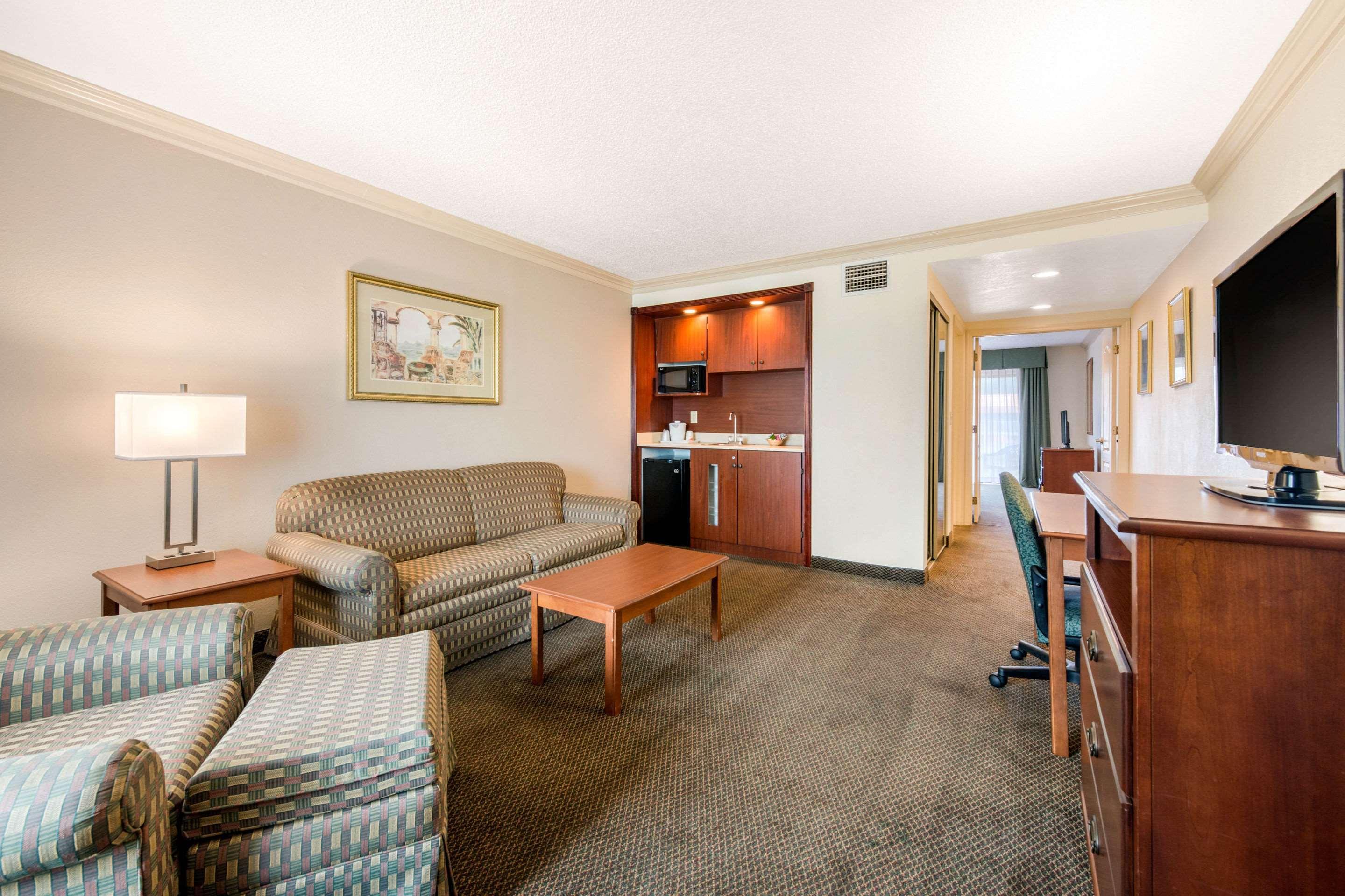 Quality & South Hotel 2*