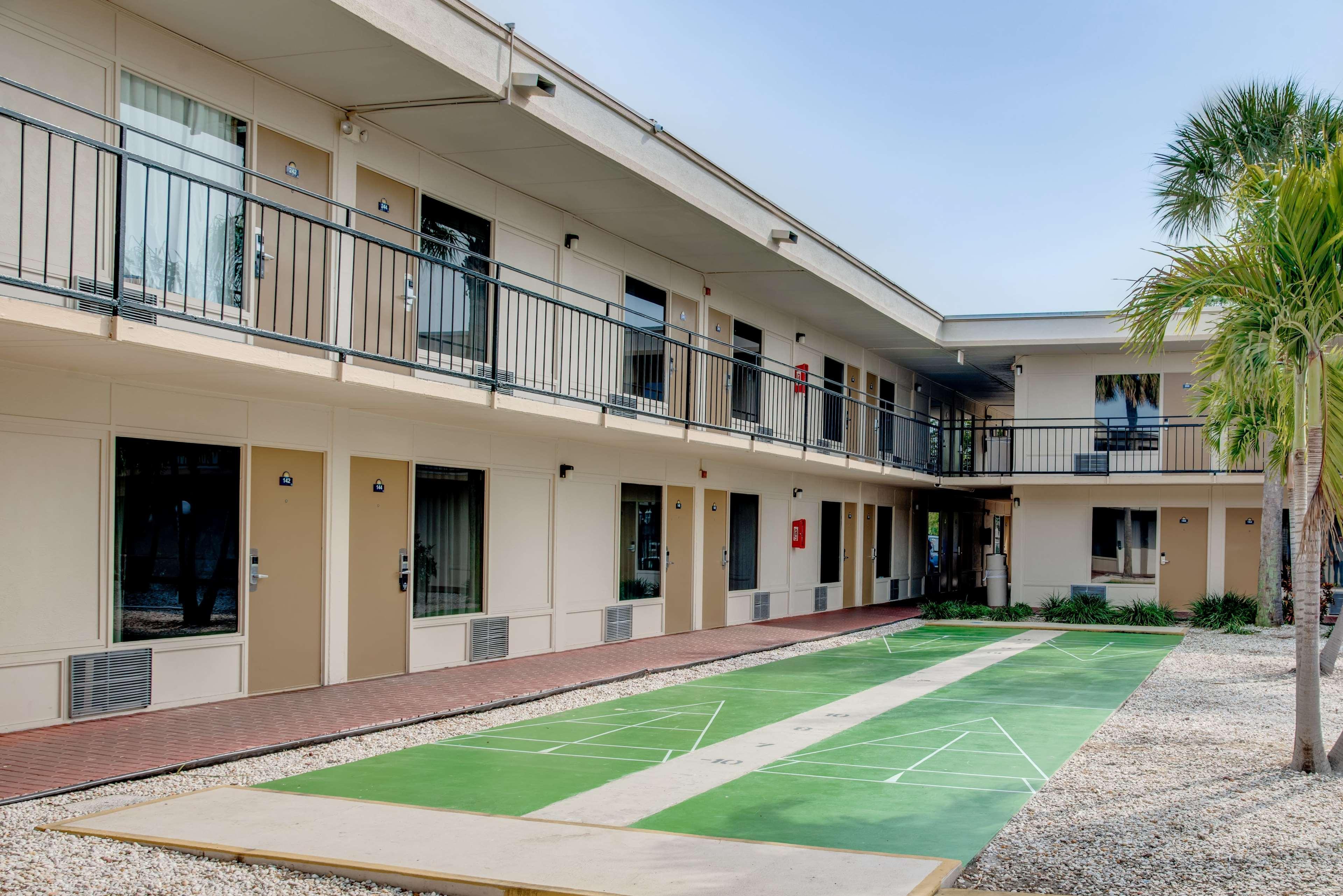 Super 8 By Wyndham Hotel 2*