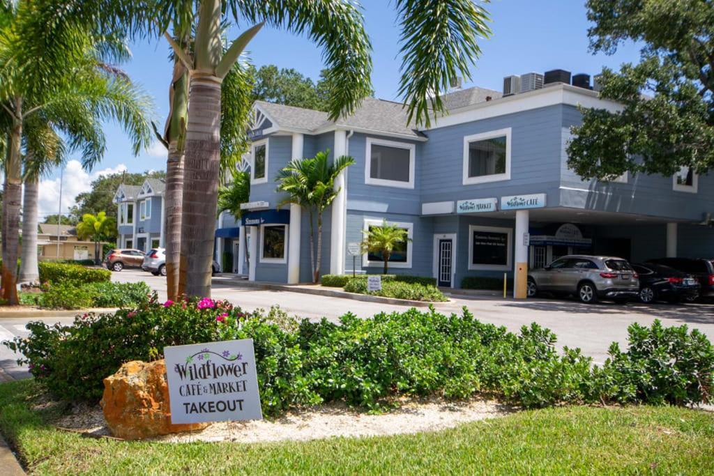 Located By The Beach 1 Bedroom With Parking And Pool * Clearwater