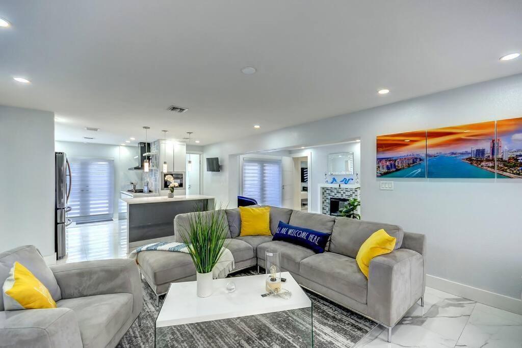Miami House With Hot Pool-spa & Pool Table L48 Hialeah