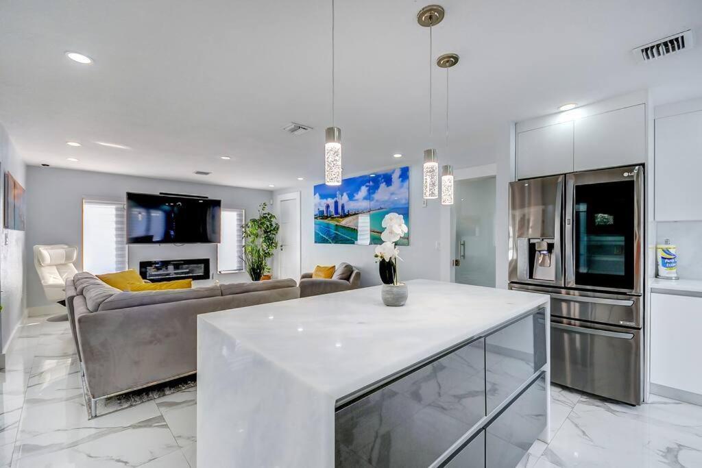 Miami House With Hot Pool-spa & Pool Table L48