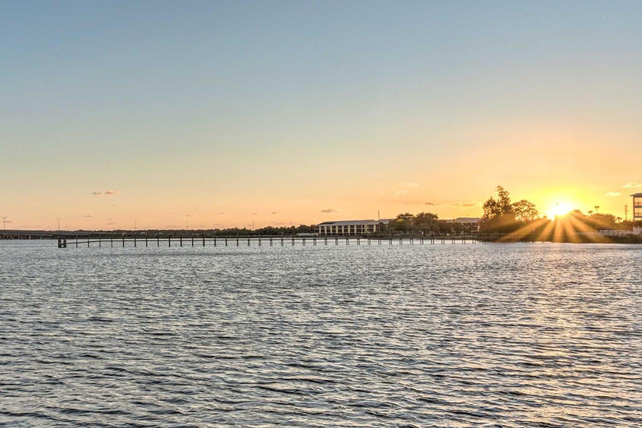 Luxe Waterfront Oasis With Dock, Heated Pool And Spa! Holiday home *