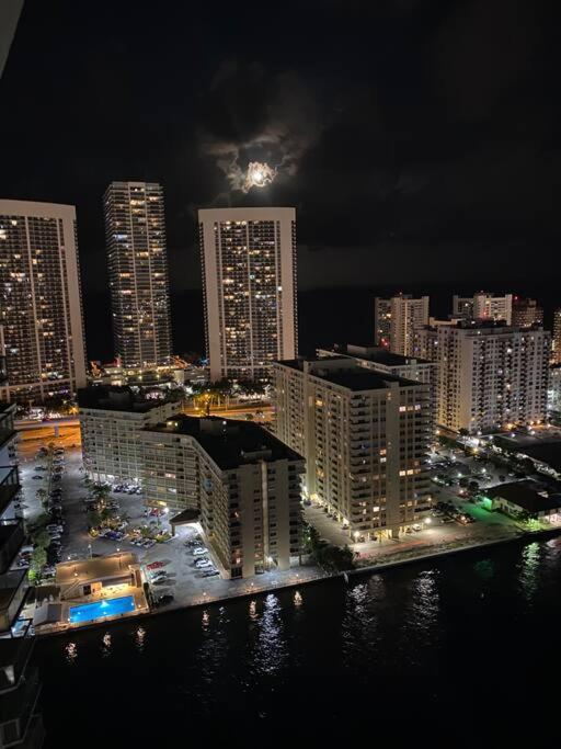 Amazing Walking Distance! 26b * Hallandale Beach