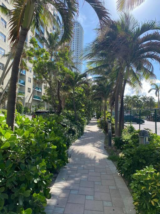 Amazing Walking Distance! 26b Apartment Hallandale Beach