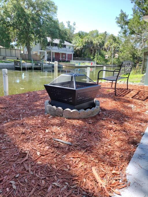 Holiday home Cozy Vintage Waterfront With Fireplace And Kayaks Spring Hill